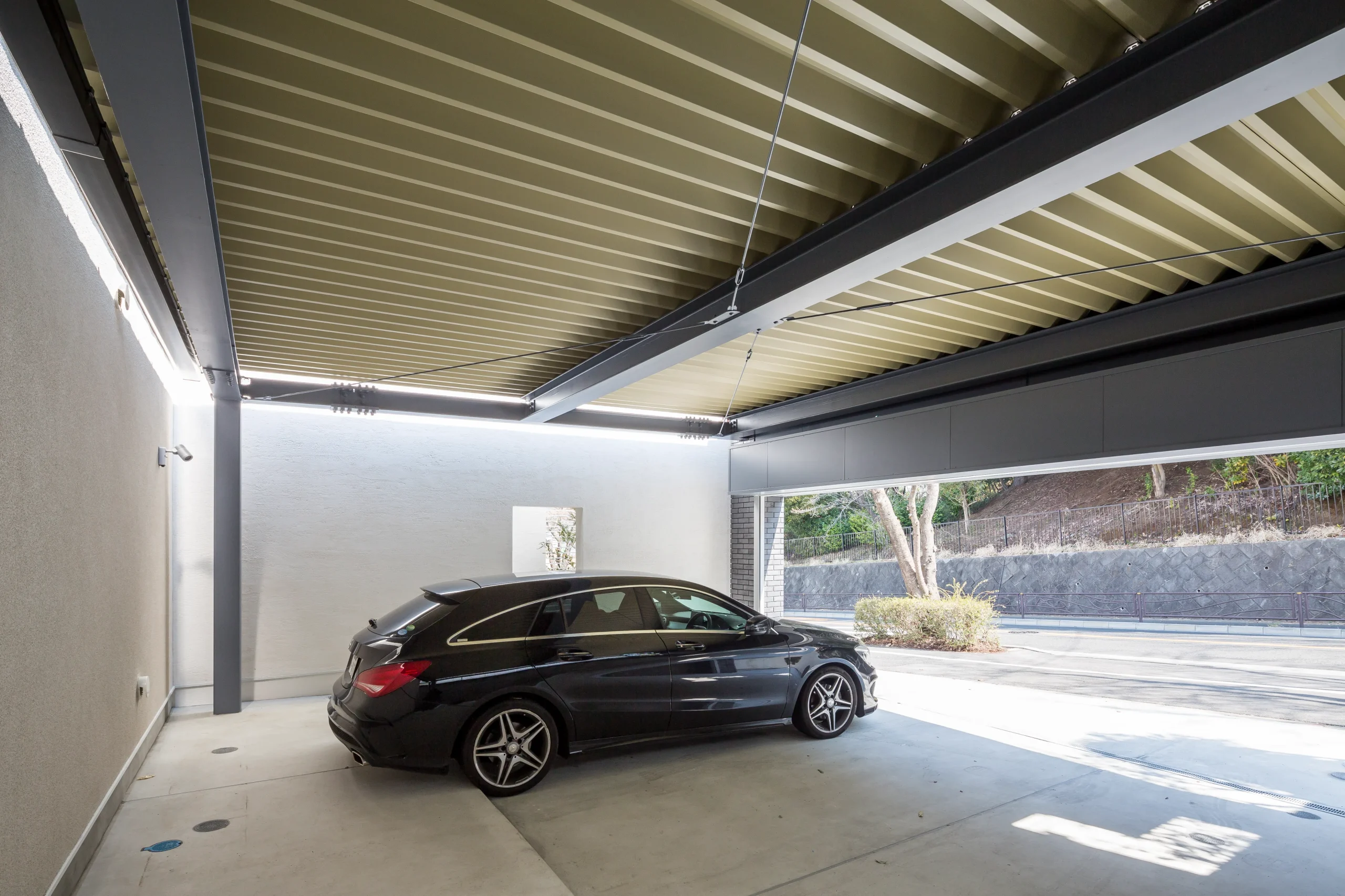 複数台・大型車も。木造と鉄骨造で実現する大開口