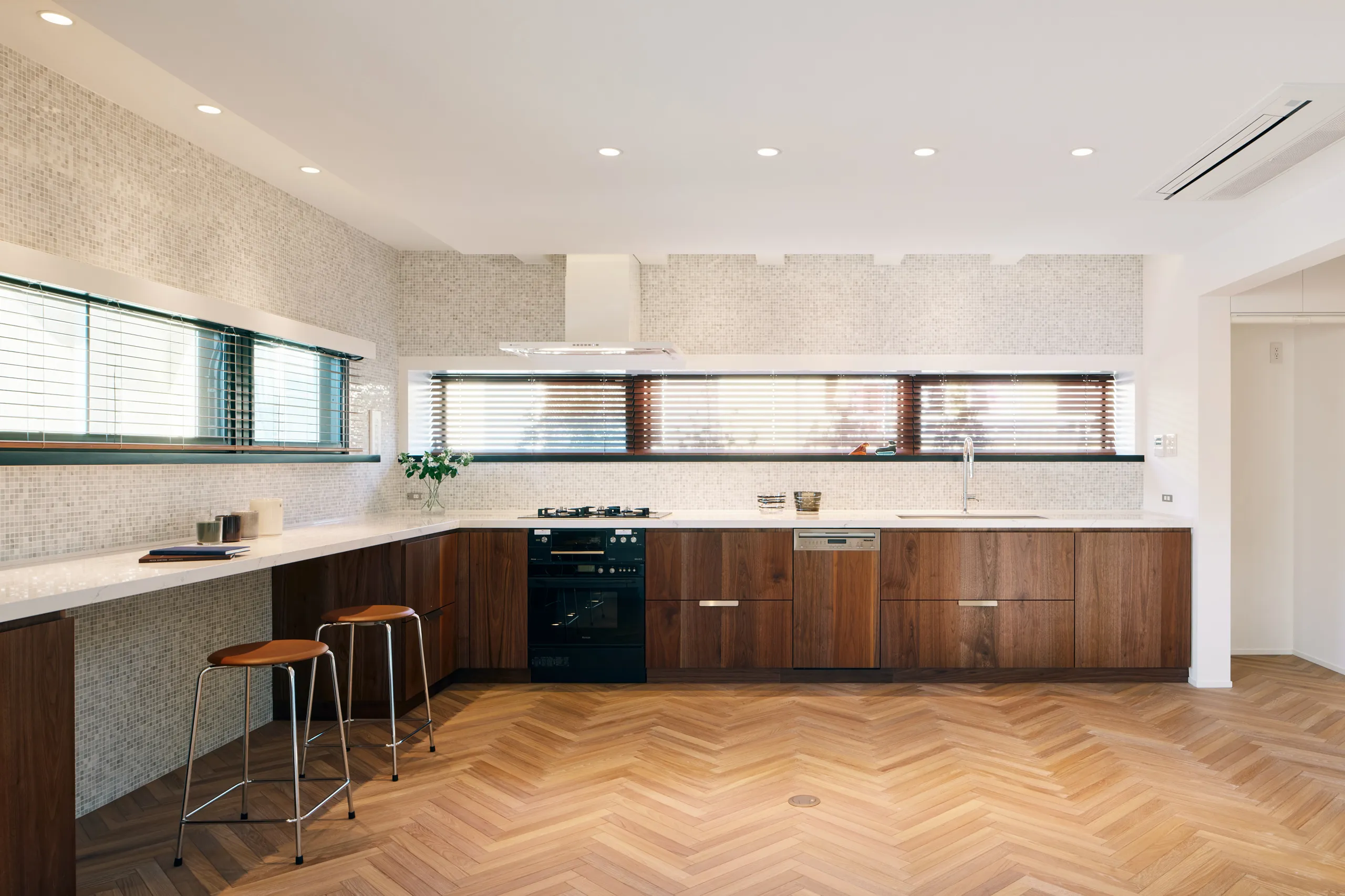 ヘリンボーンと光が織りなす、L型のダイニング・キッチン