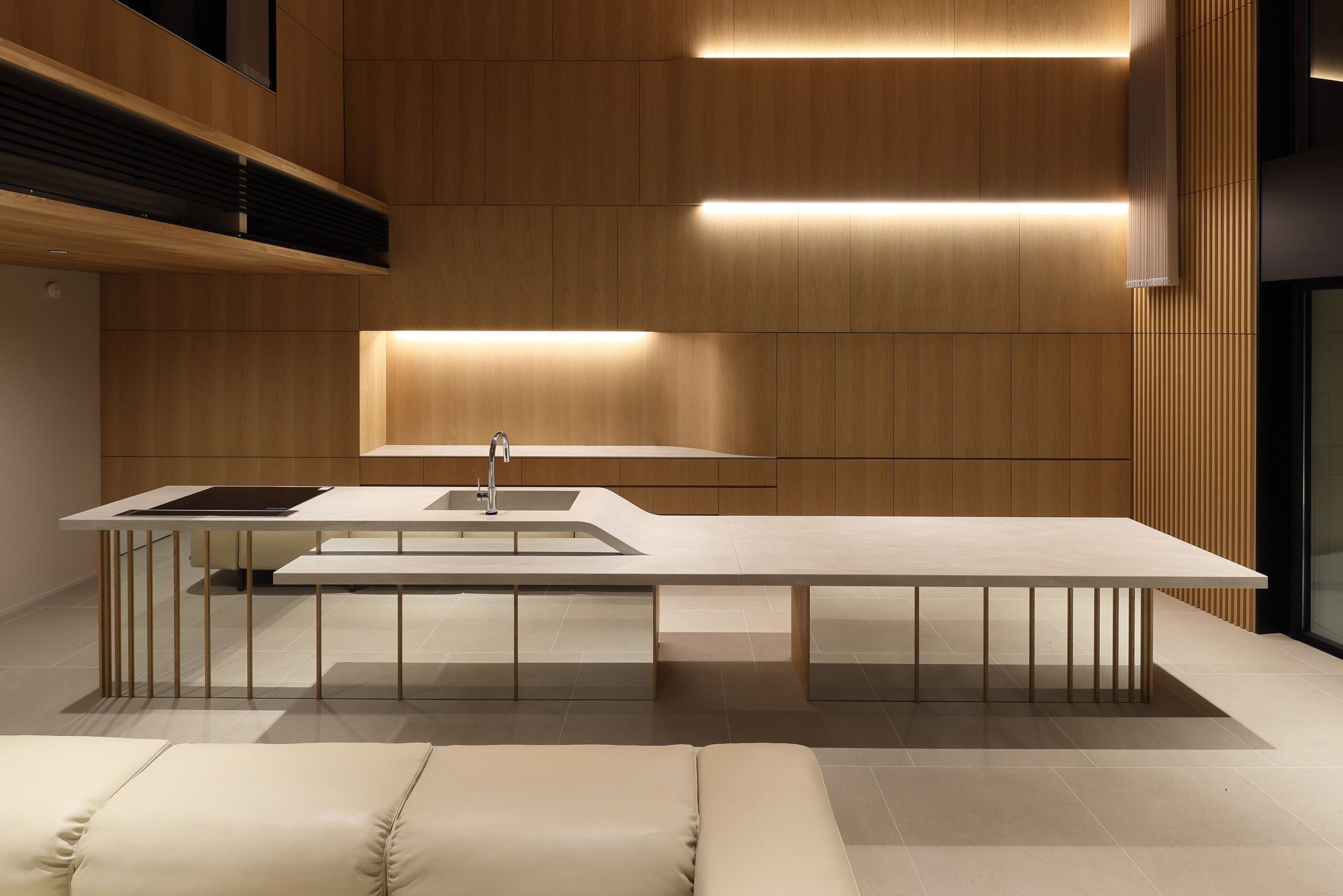 キッチンとダイニングが融合する、建築的な美空間