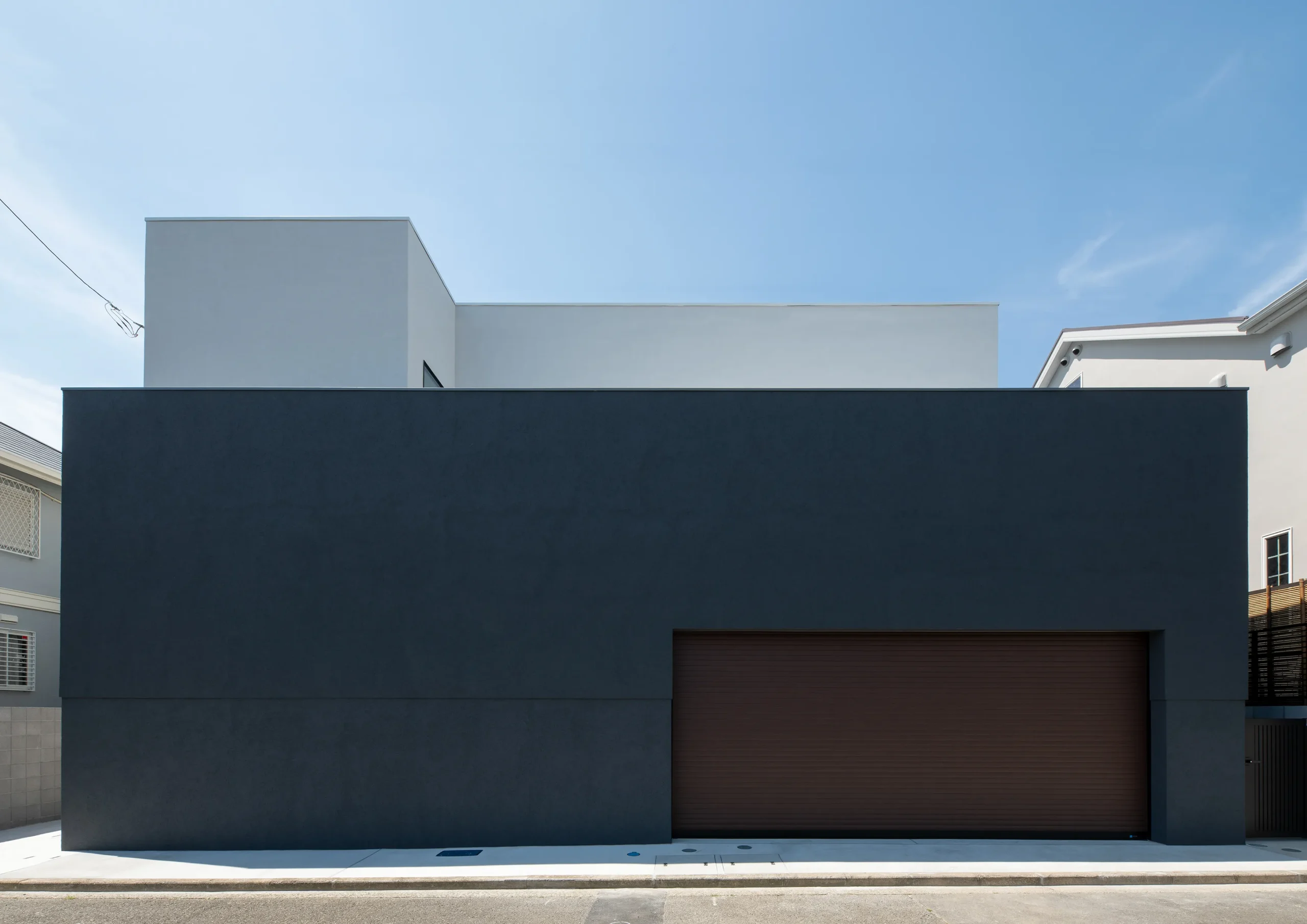 モダン、木、異素材ミックスのガレージハウス事例