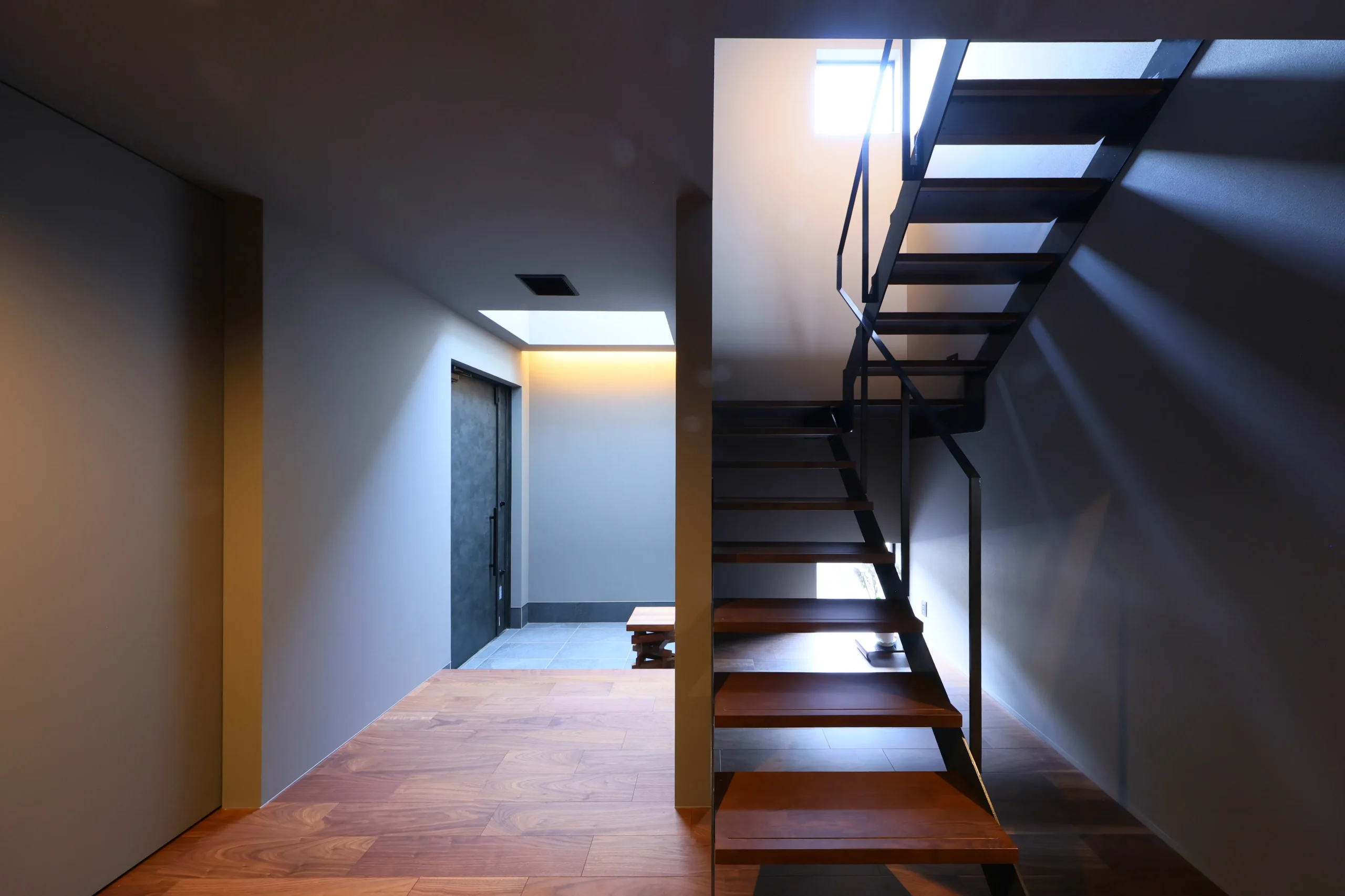 鉄骨階段が魅せる、光と影の玄関ホール