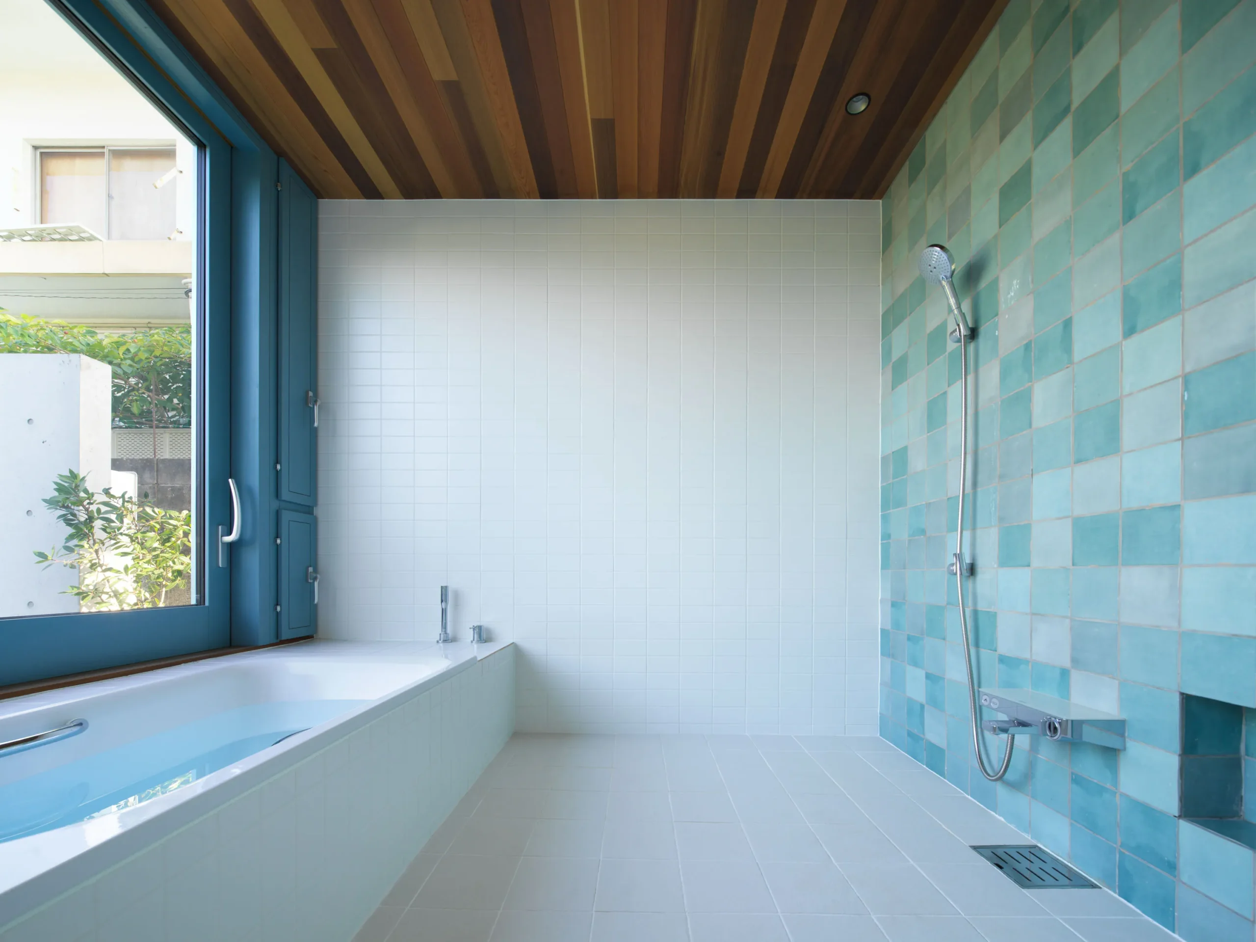 海外製の大型タイルや天然石を壁一面に使用し、重厚感のある浴室