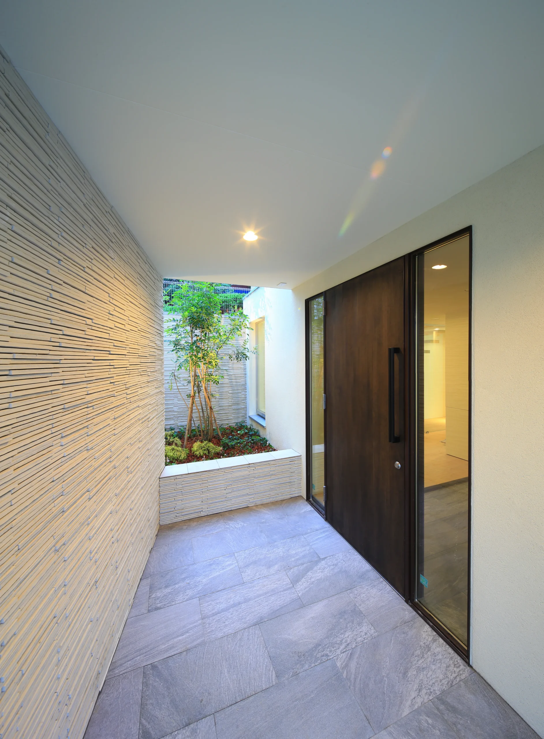 視線の先にアイストップとなるシンボルツリーを配置　高級注文住宅　玄関