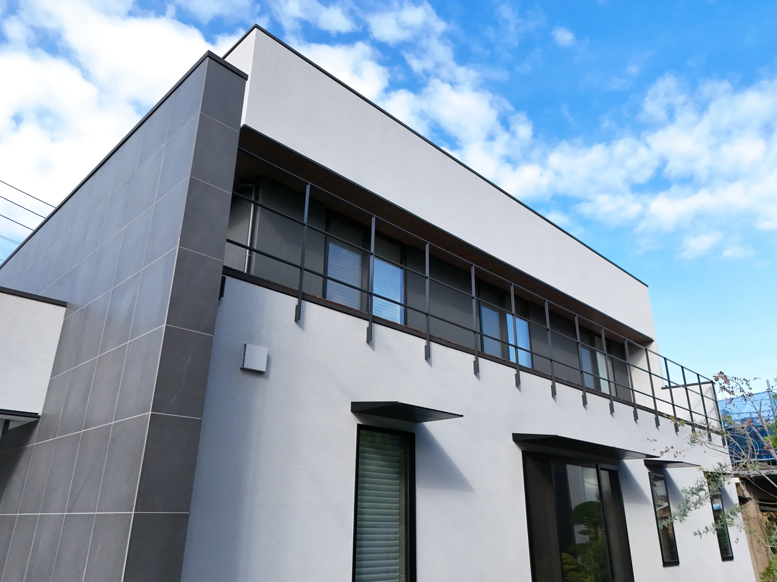 素材と光が織りなす高性能な高級注文住宅の施工事例画像