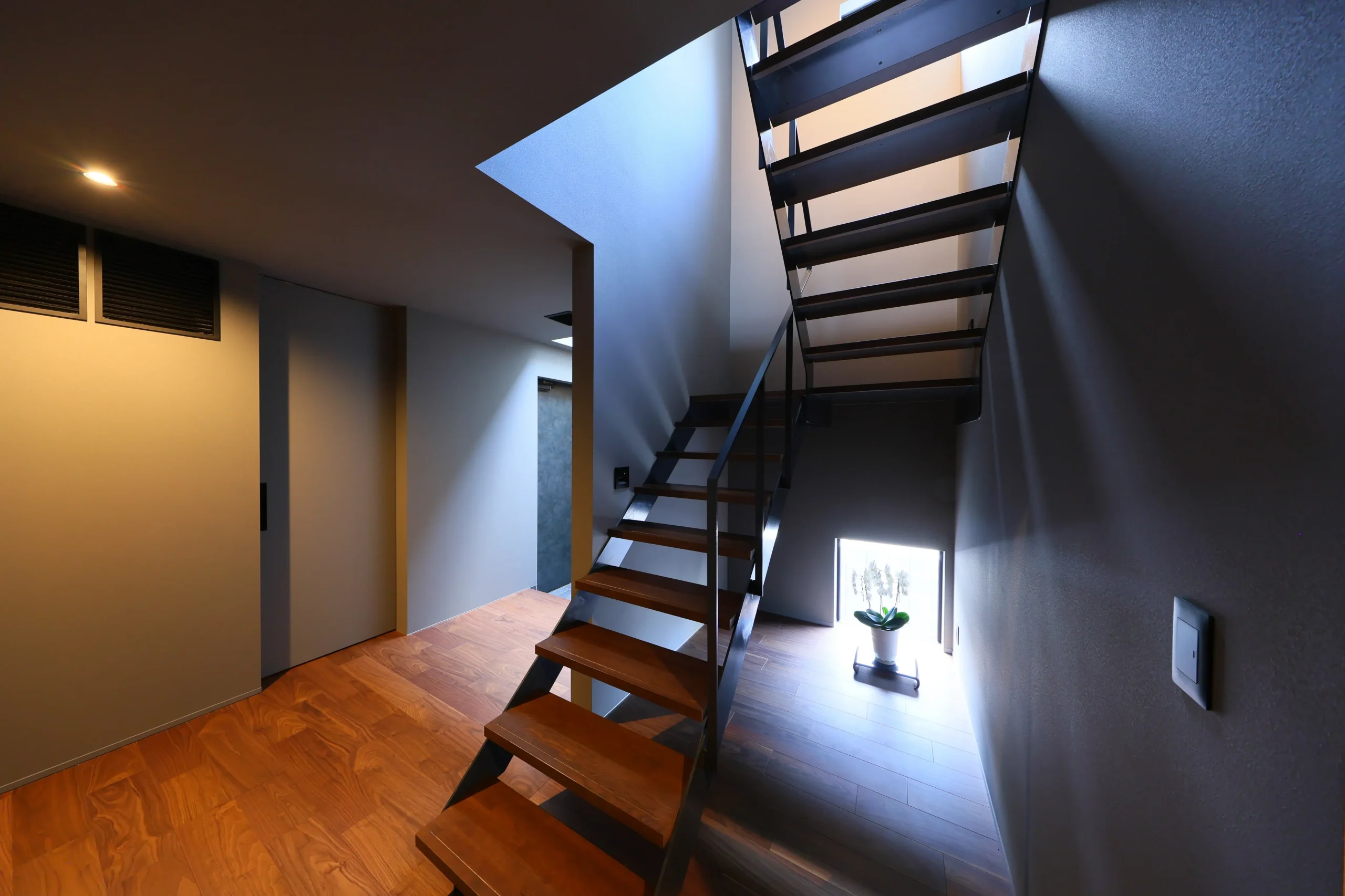 素材と光が織りなす高性能な高級注文住宅の施工事例画像