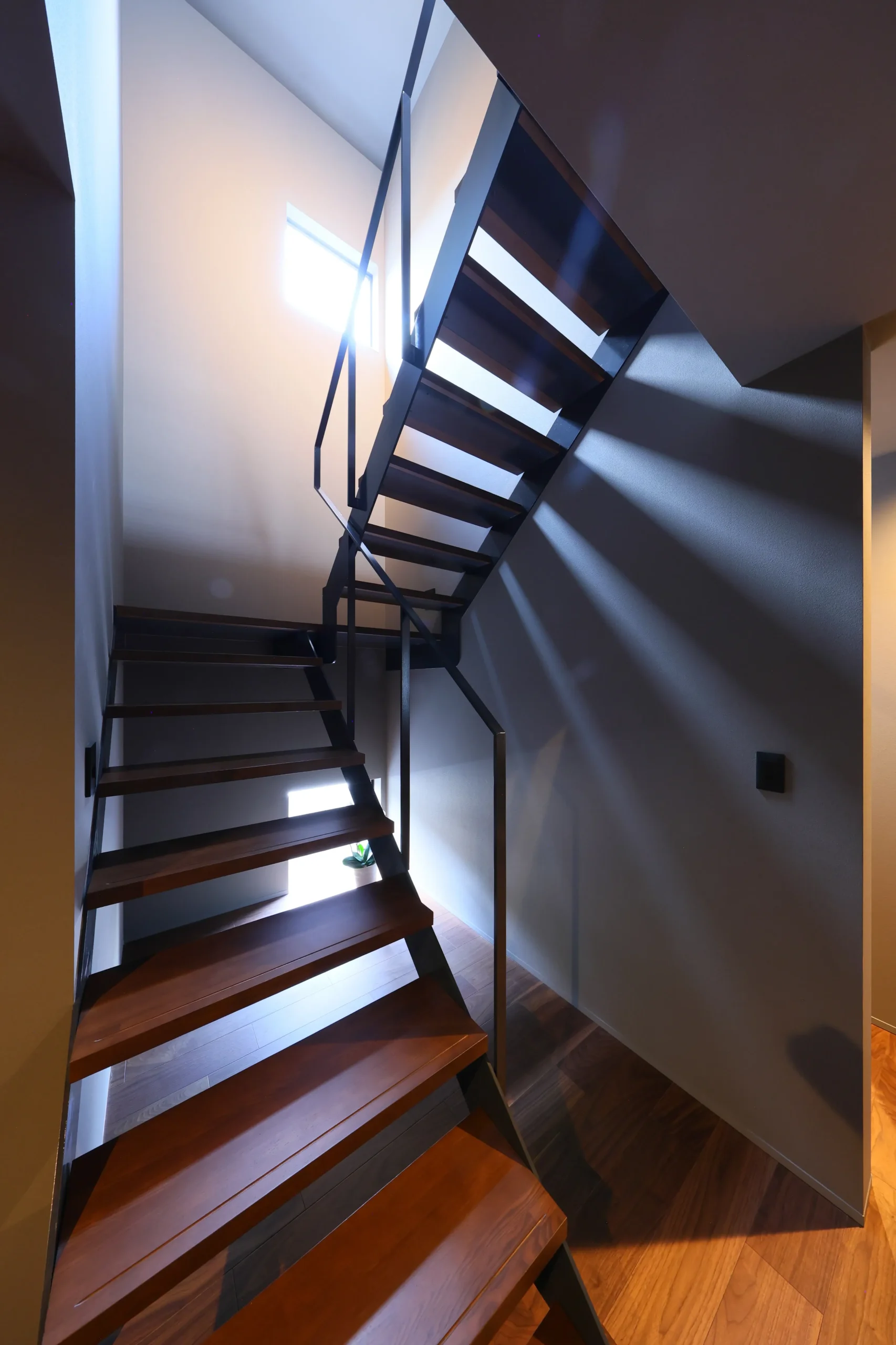 素材と光が織りなす高性能な高級注文住宅の施工事例画像