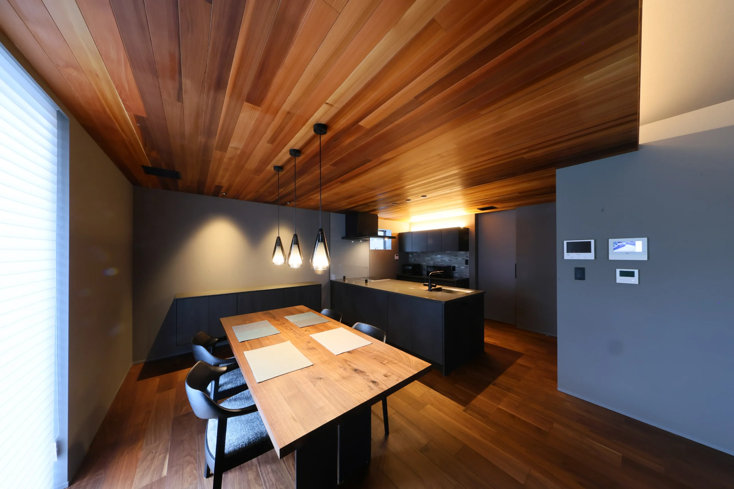 素材と光が織りなす高性能な高級注文住宅の施工事例画像