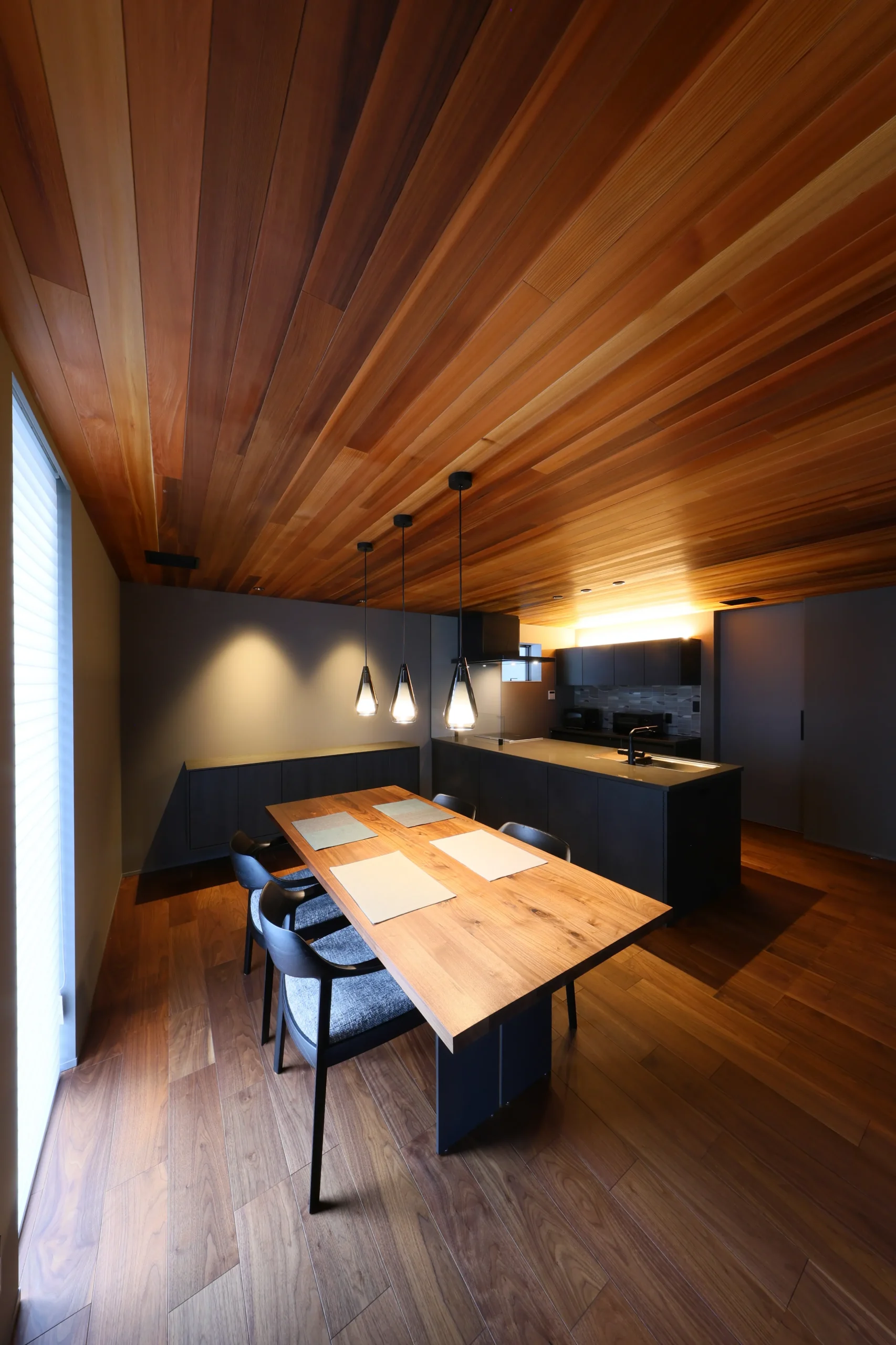 素材と光が織りなす高性能な高級注文住宅の施工事例画像