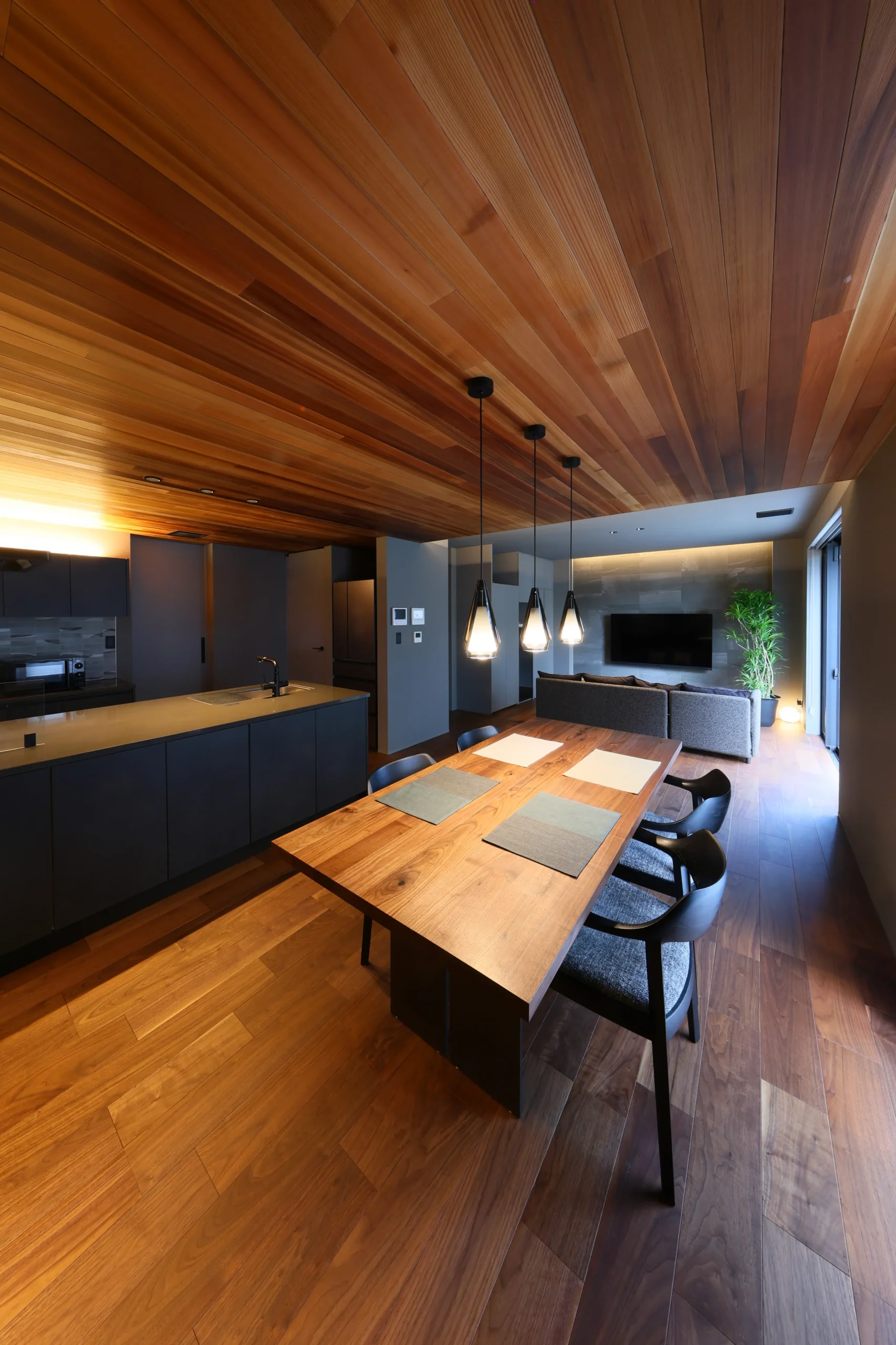 素材と光が織りなす高性能な高級注文住宅の施工事例画像