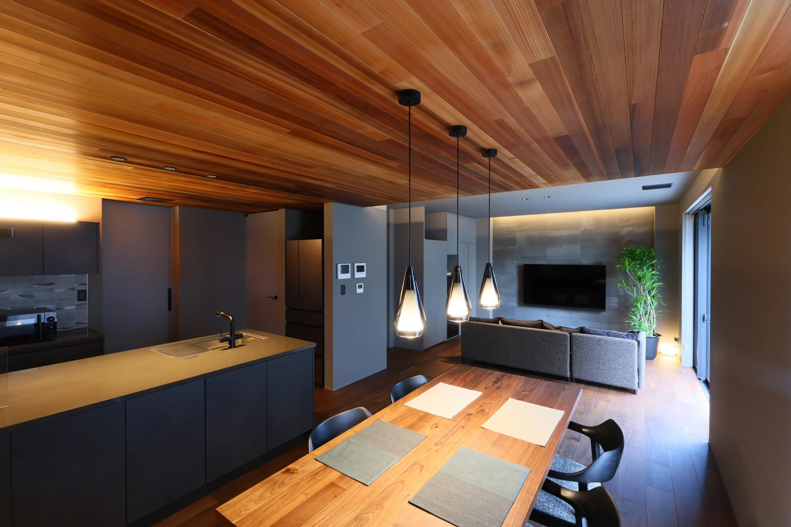 素材と光が織りなす高性能な高級注文住宅の施工事例画像