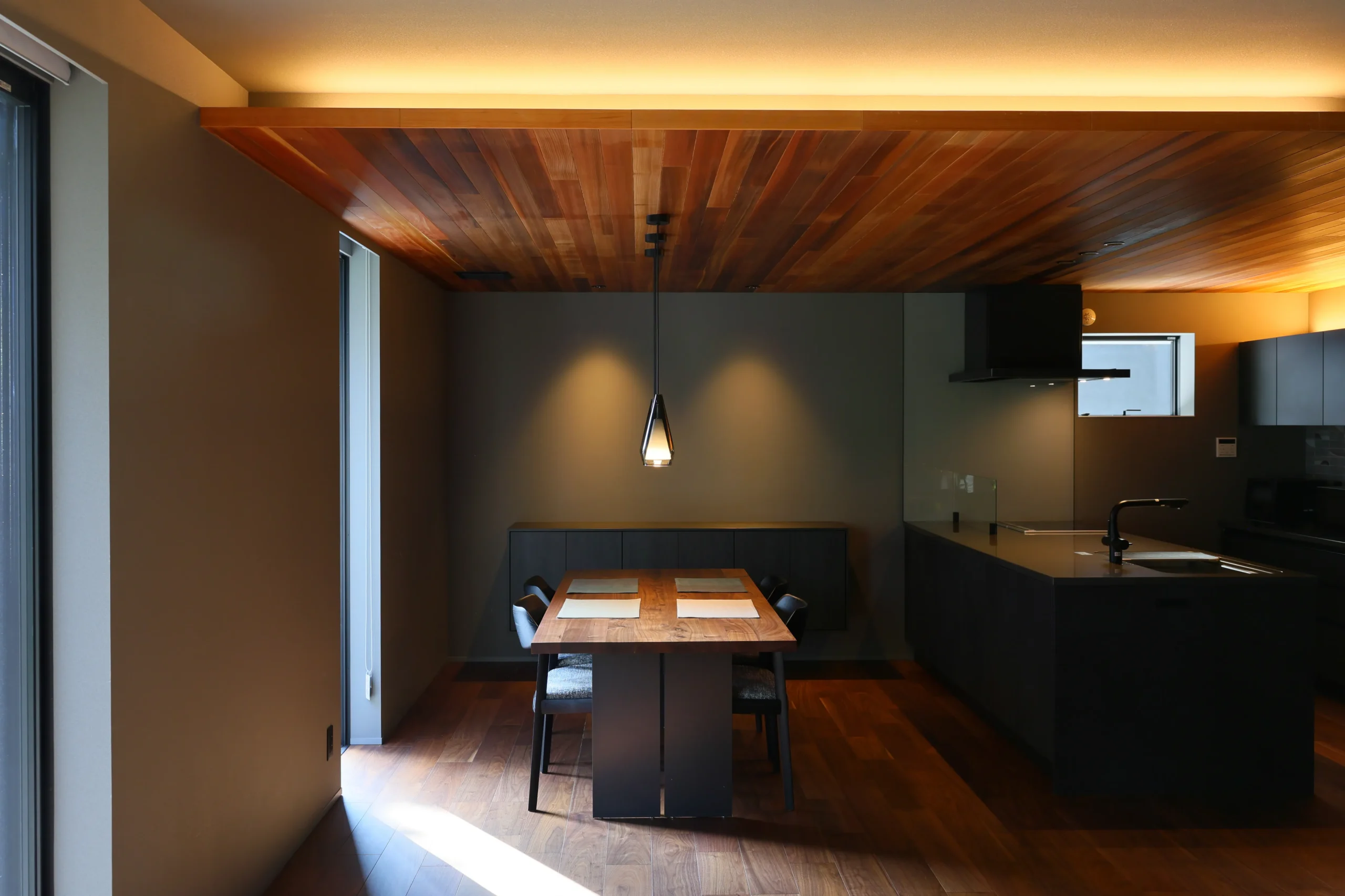 素材と光が織りなす高性能な高級注文住宅の施工事例画像