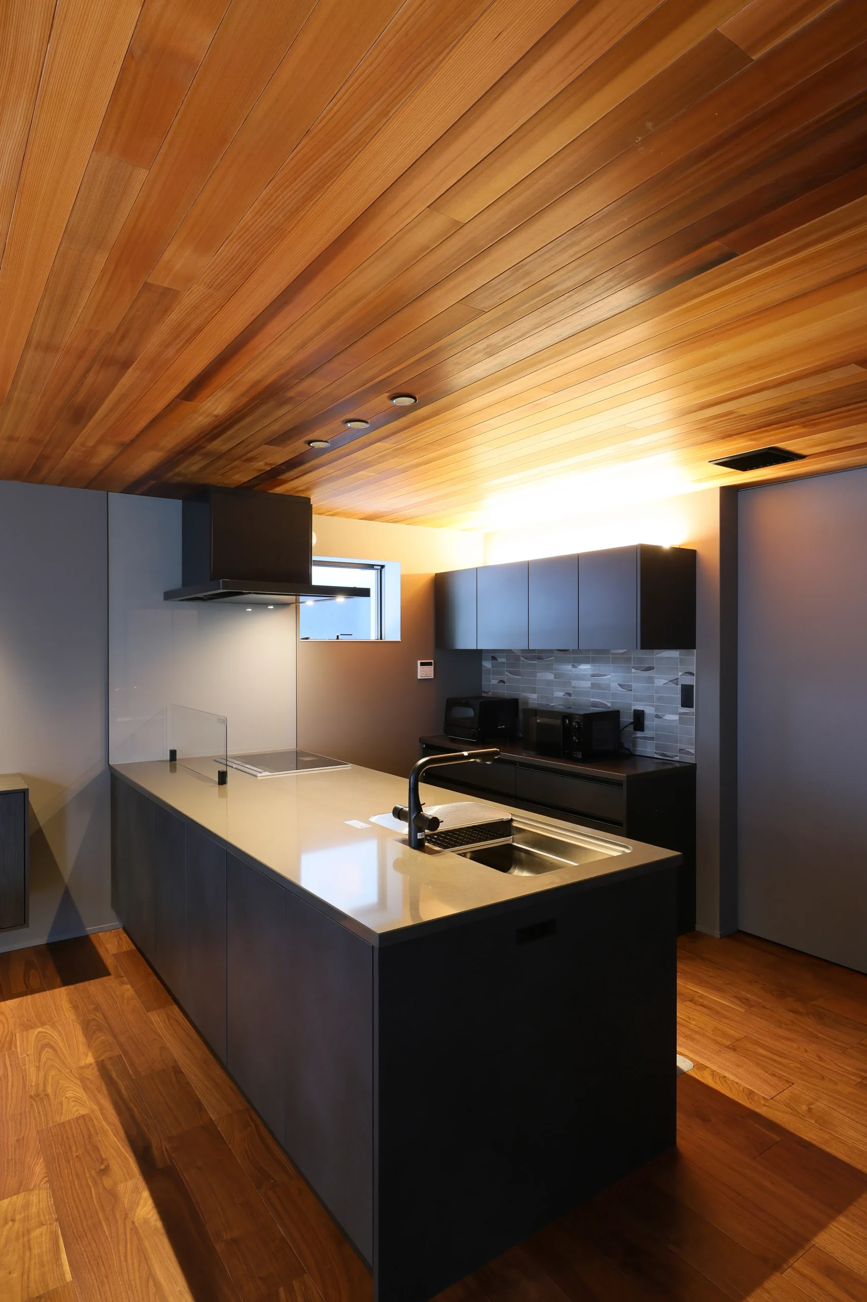 素材と光が織りなす高性能な高級注文住宅の施工事例画像