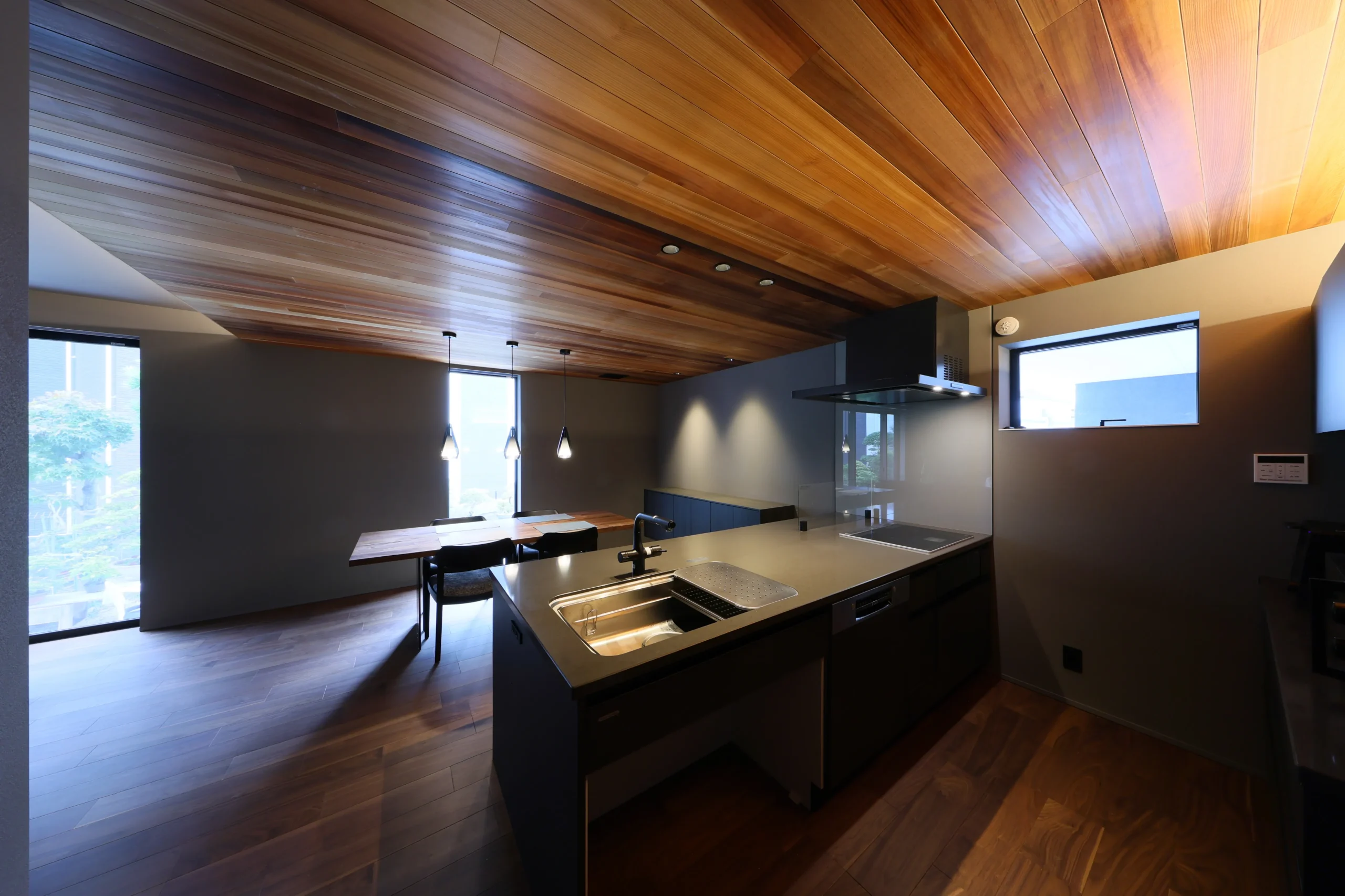 素材と光が織りなす高性能な高級注文住宅の施工事例画像