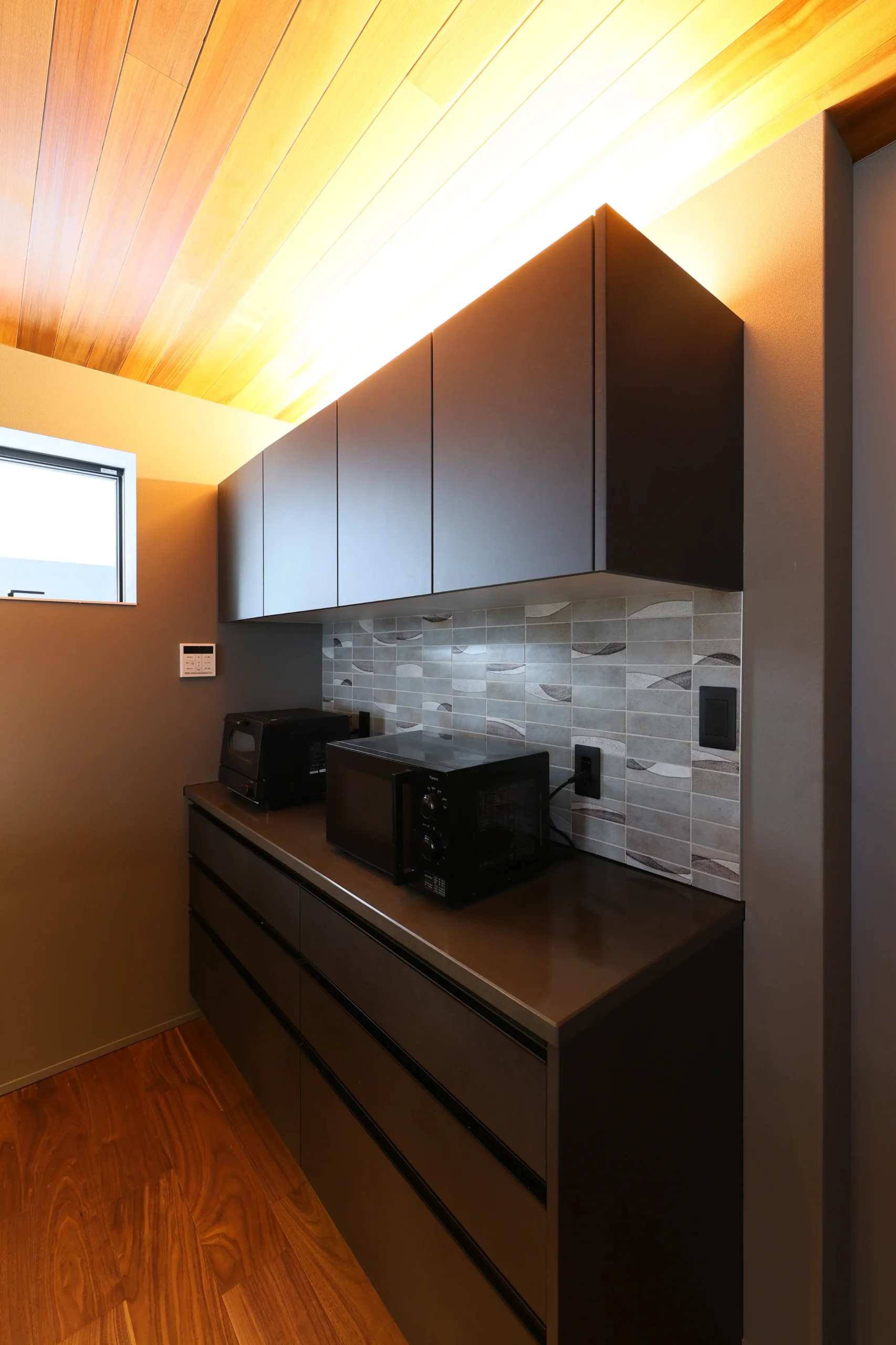 素材と光が織りなす高性能な高級注文住宅の施工事例画像