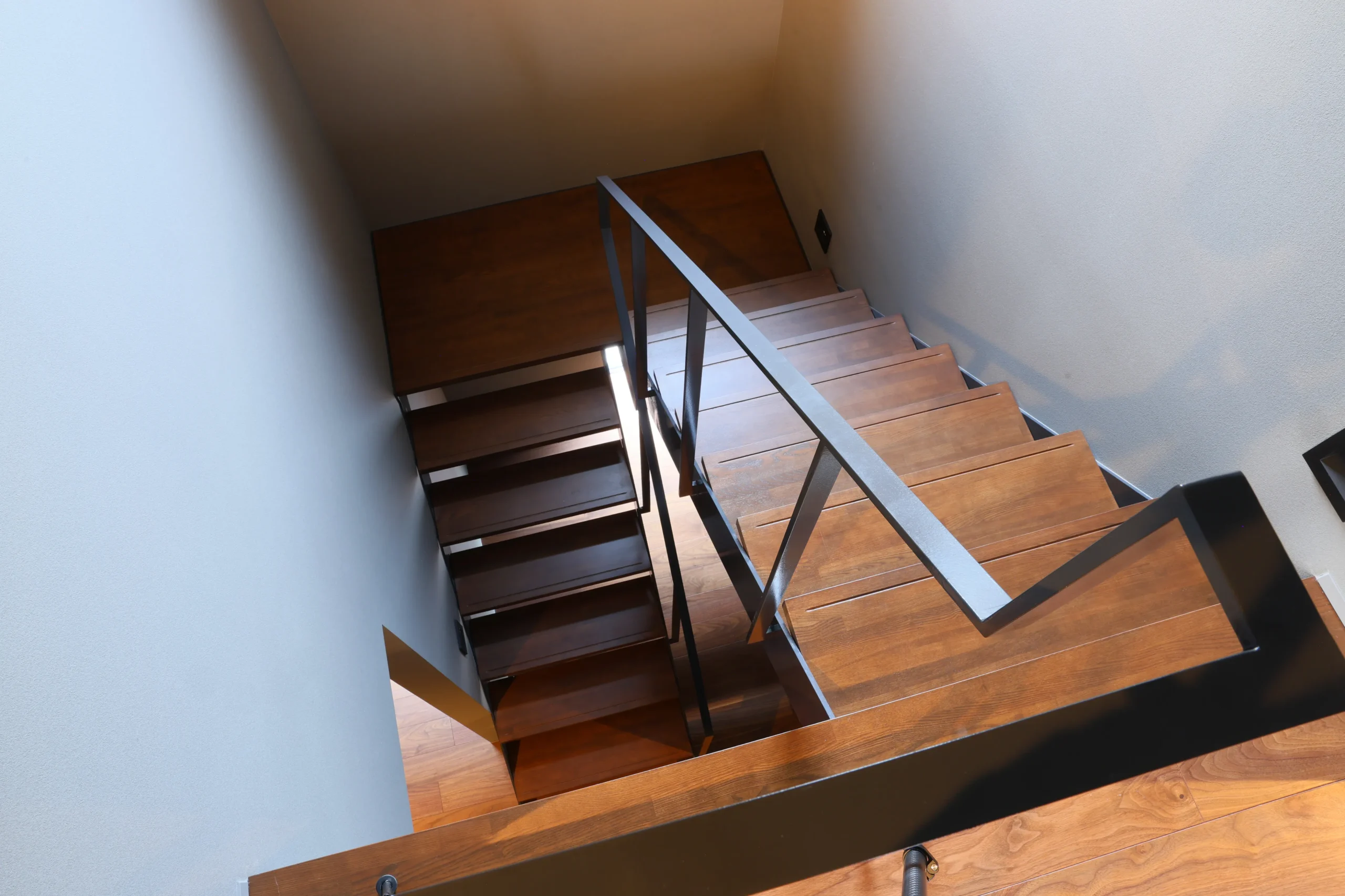 素材と光が織りなす高性能な高級注文住宅の施工事例画像