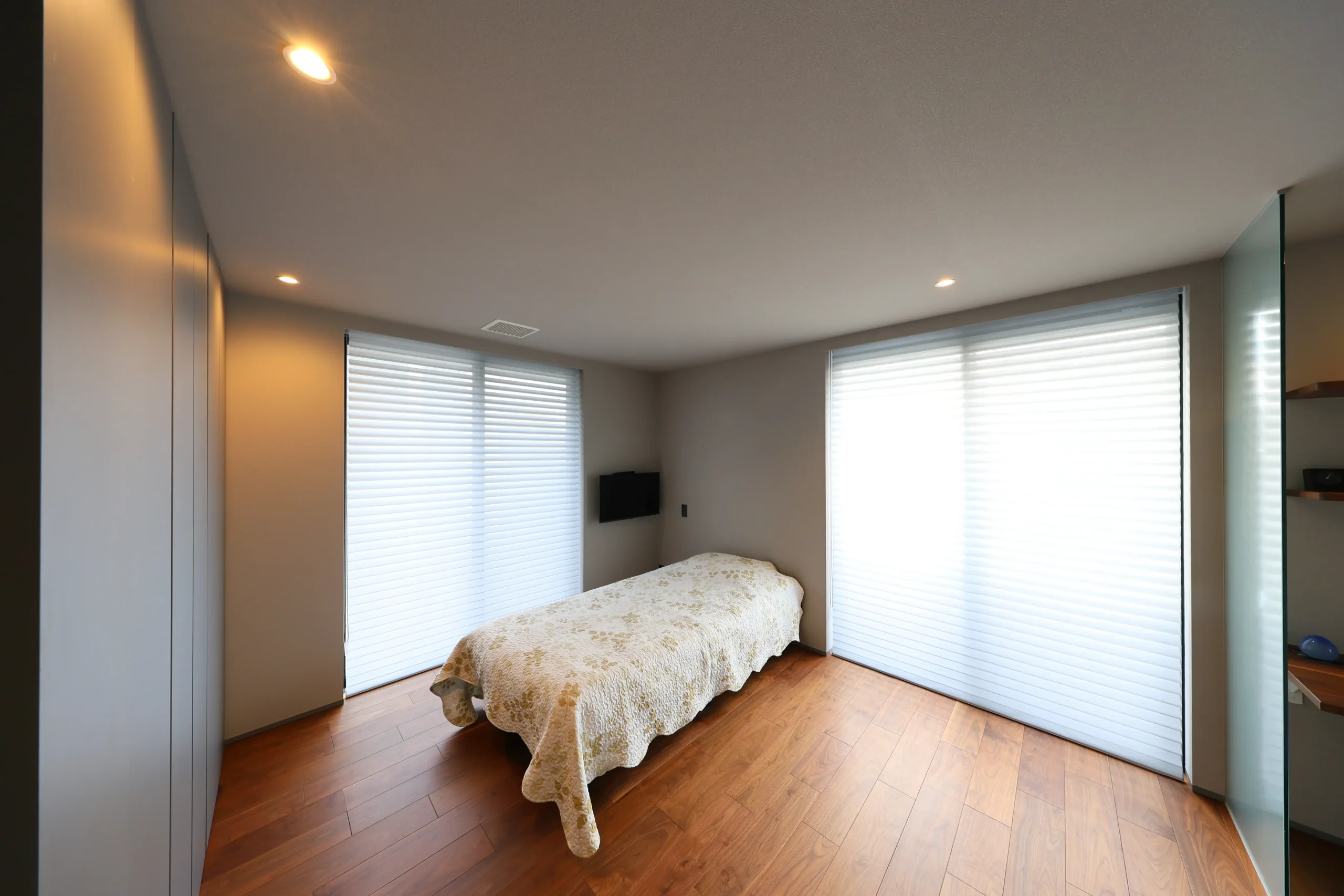 素材と光が織りなす高性能な高級注文住宅の施工事例画像