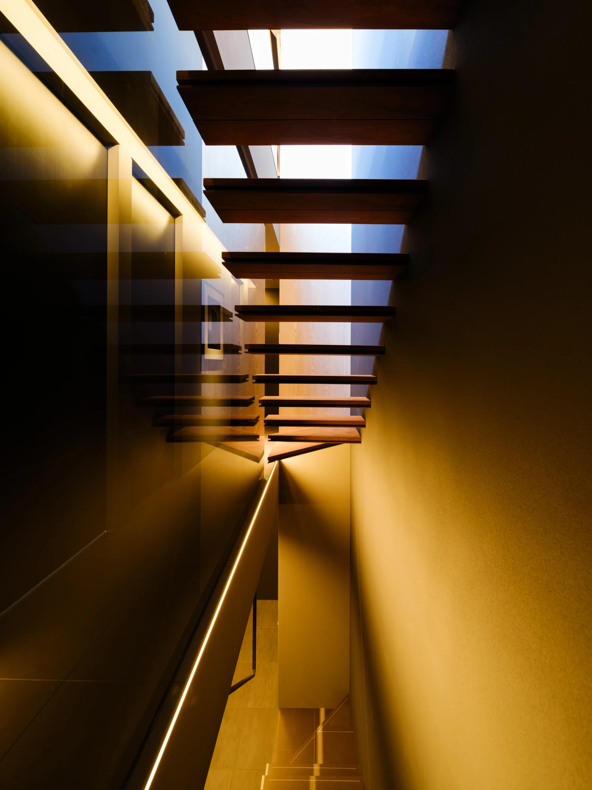 高級注文住宅の階段の設計ポイント3:ライティング