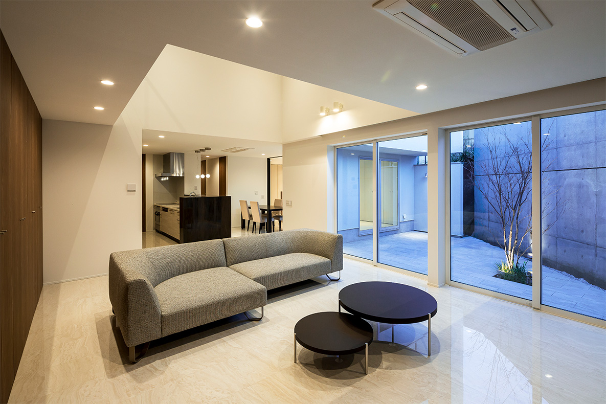 住宅地でプライバシーが守られる開放的な中庭