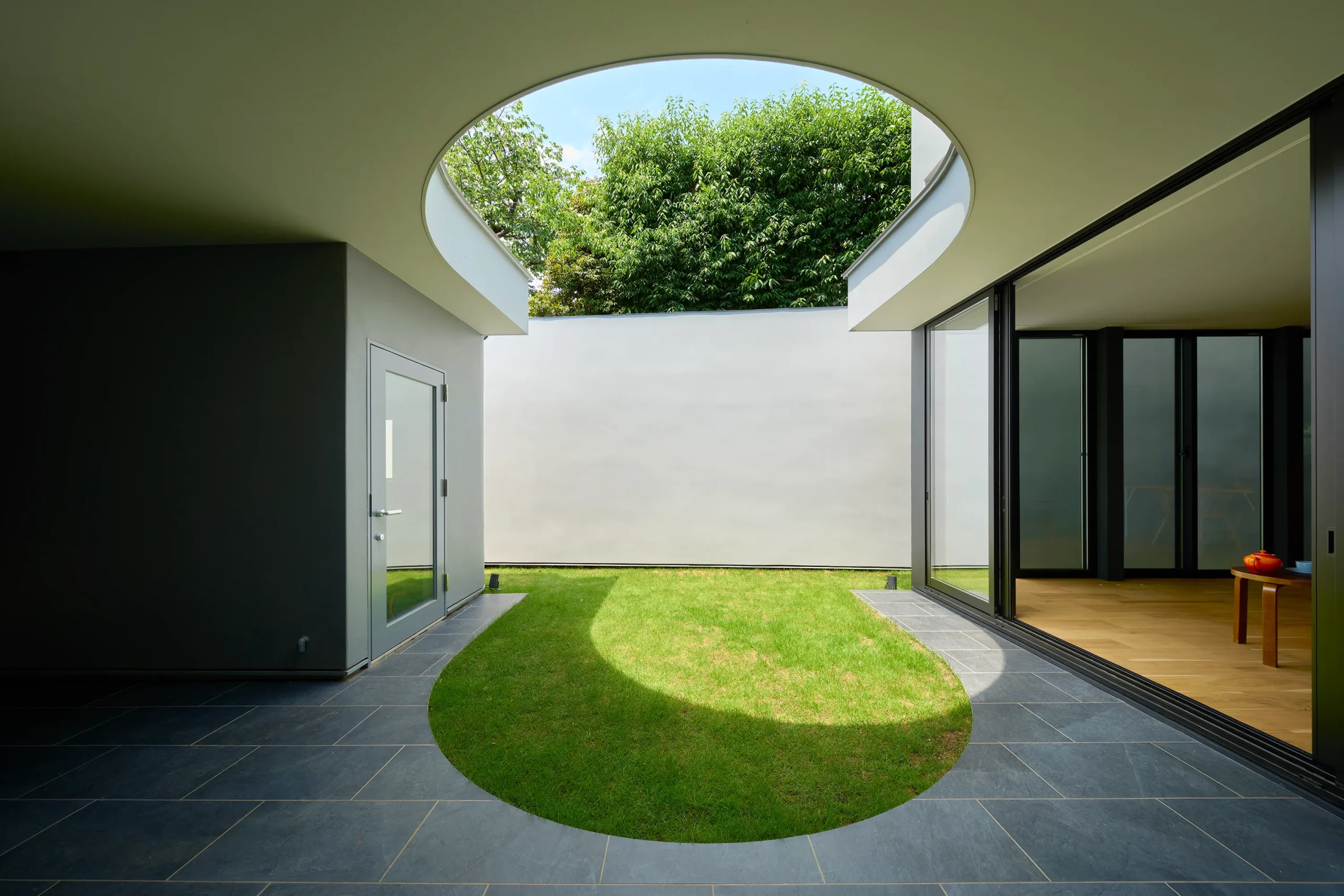 曲線が印象的な中庭