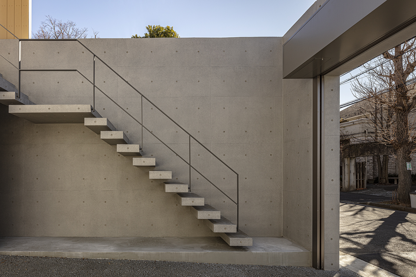 RC打ち放し壁に映える片持ち階段の美学