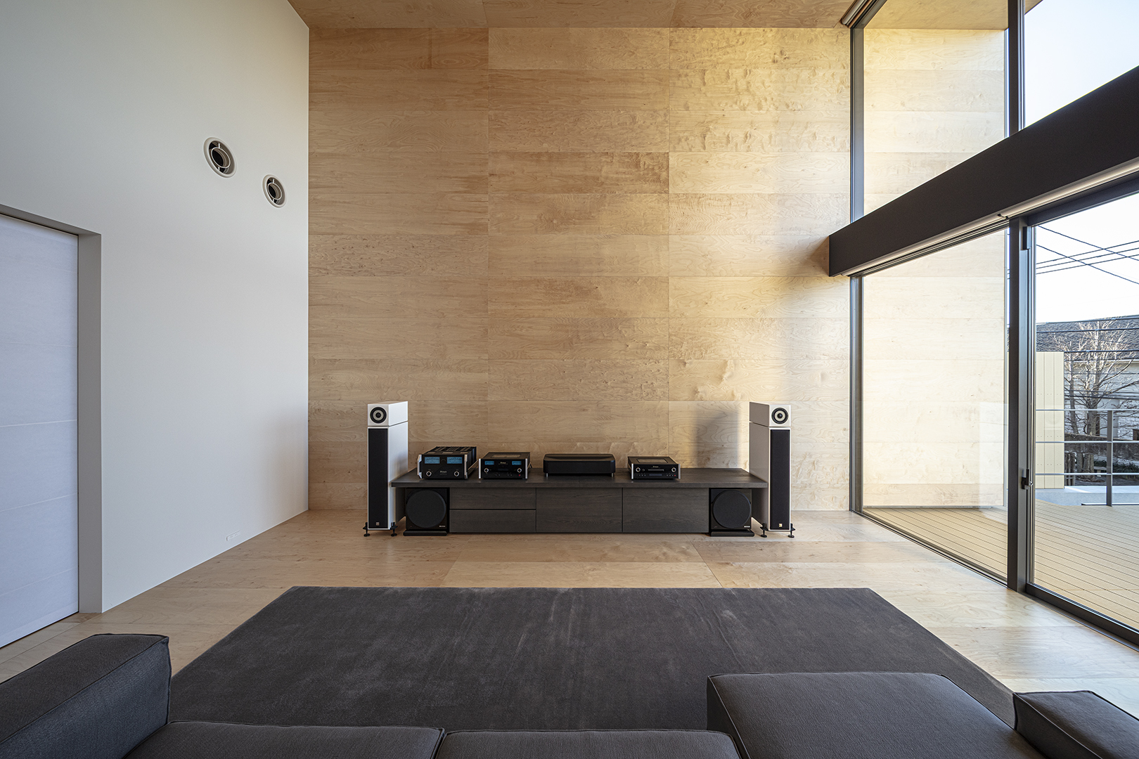 木板貼りだけで大工2人が半年かけた究極の木の空間