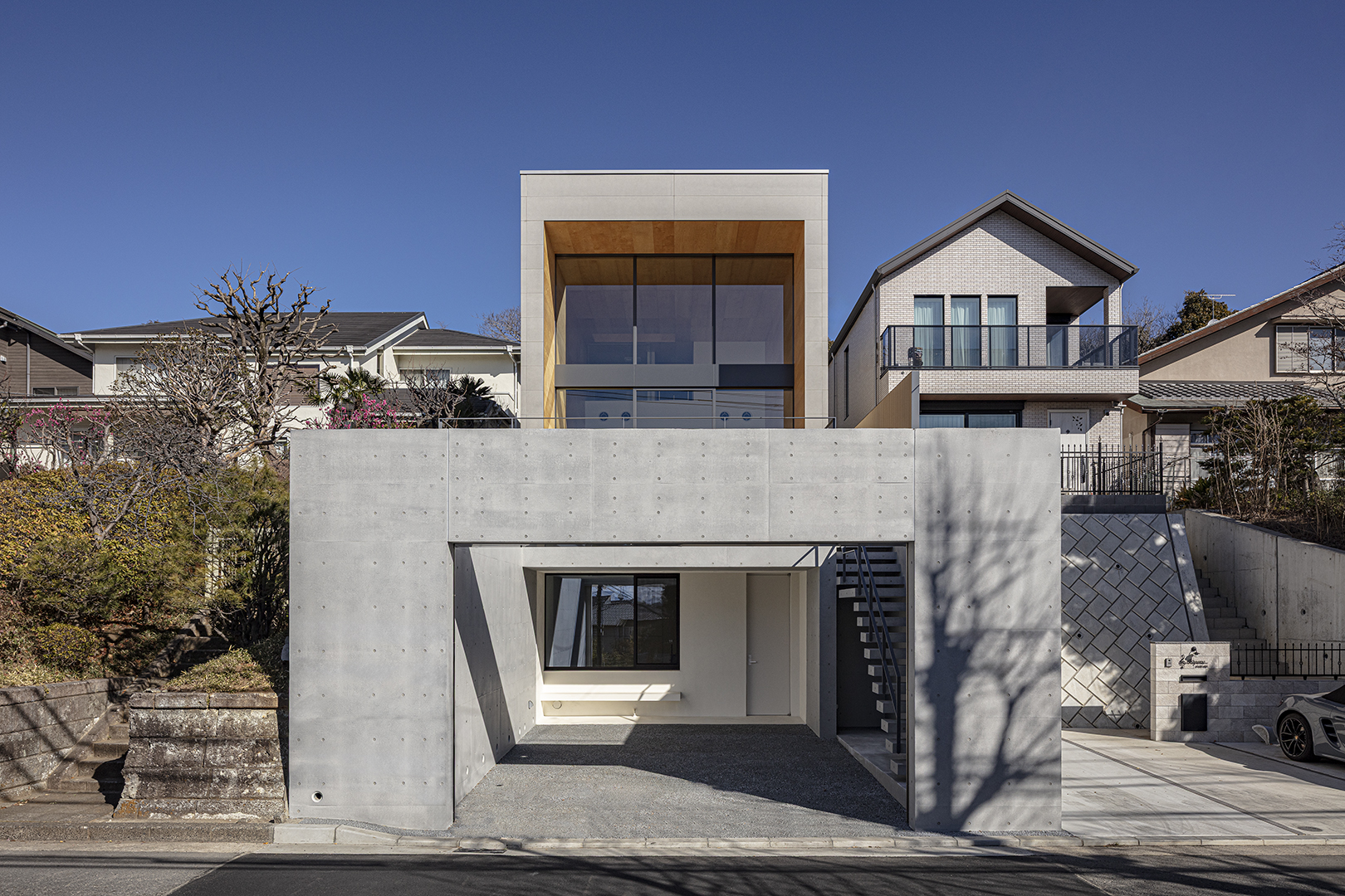 コンクリートと木の融合美。<br />高低差を活かした眺望を楽しむ邸宅