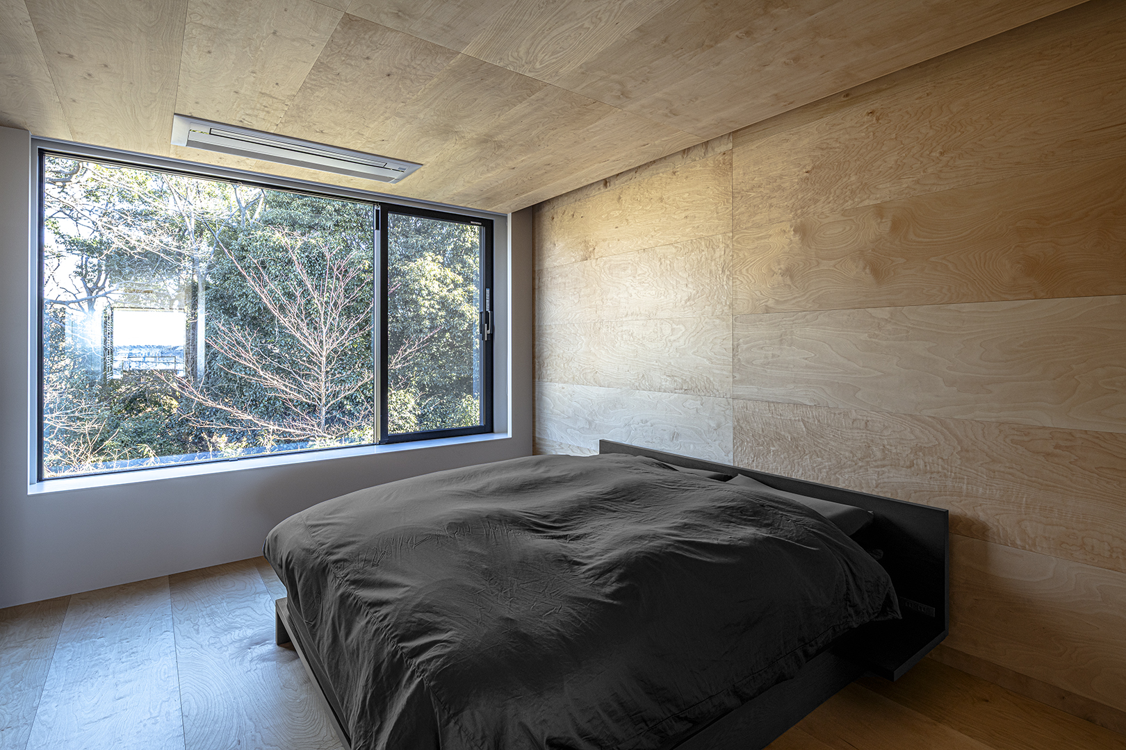 借景の緑と木の温もりに癒される<br />静寂のプライベート空間