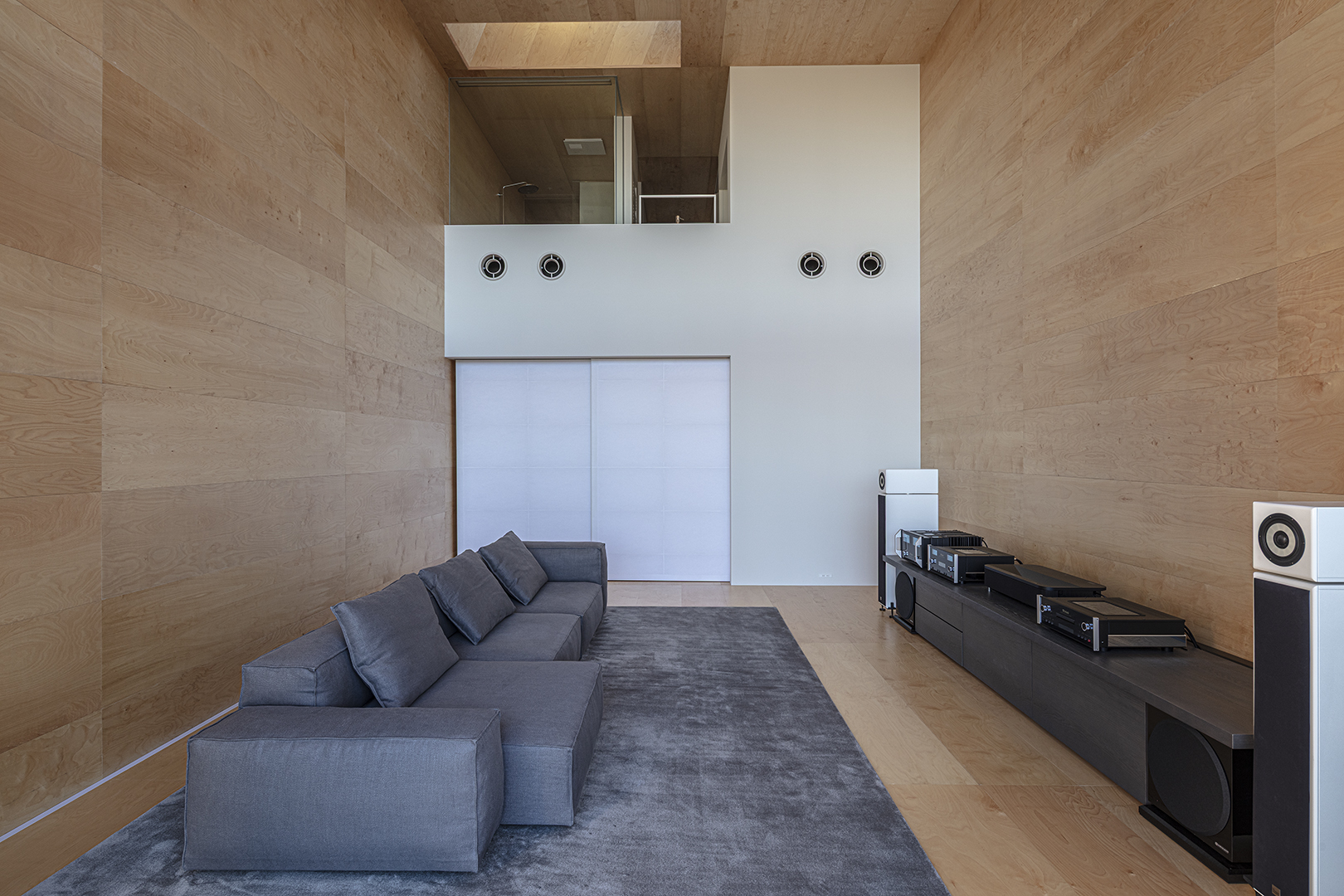 ミニマルなデザインが映えるデザイナー自邸の施工事例画像