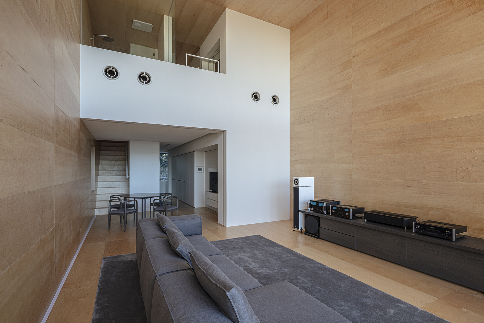 ミニマルなデザインが映えるデザイナー自邸の施工事例画像