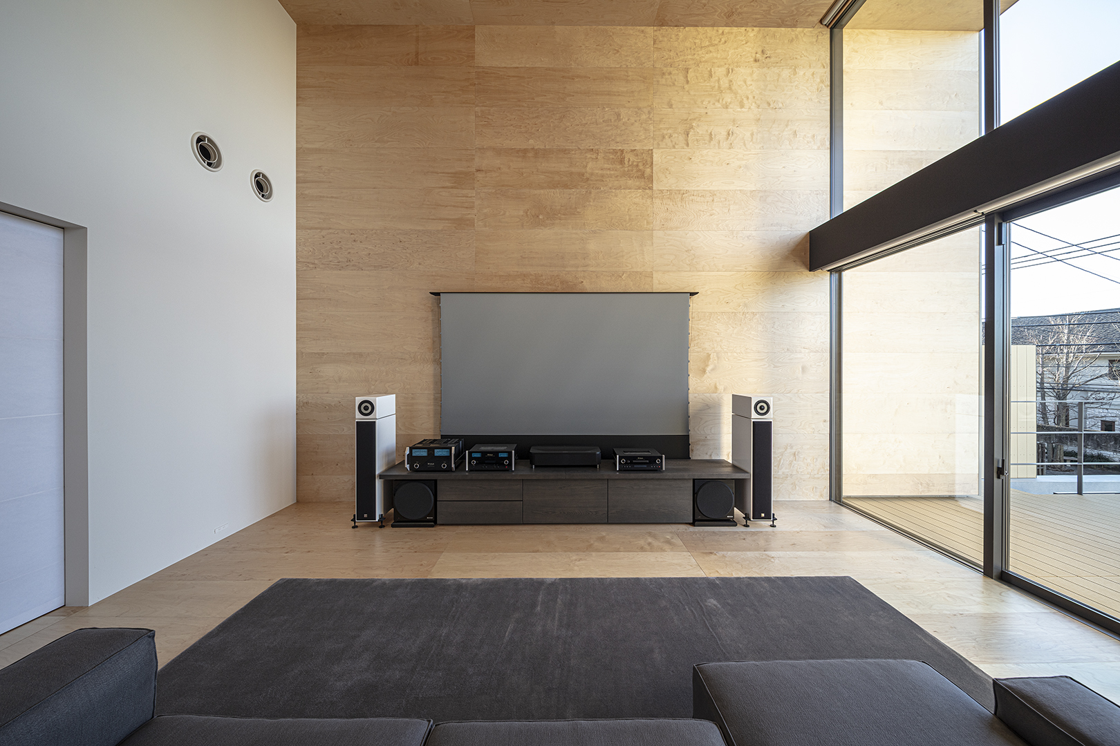 ミニマルなデザインが映えるデザイナー自邸の施工事例画像