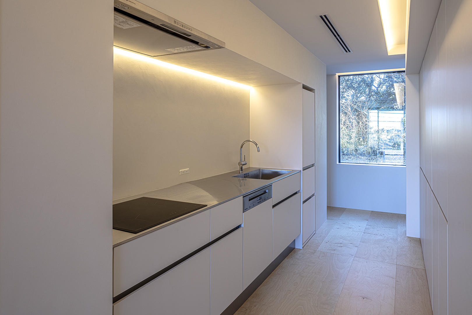 ミニマルなデザインが映えるデザイナー自邸の施工事例画像