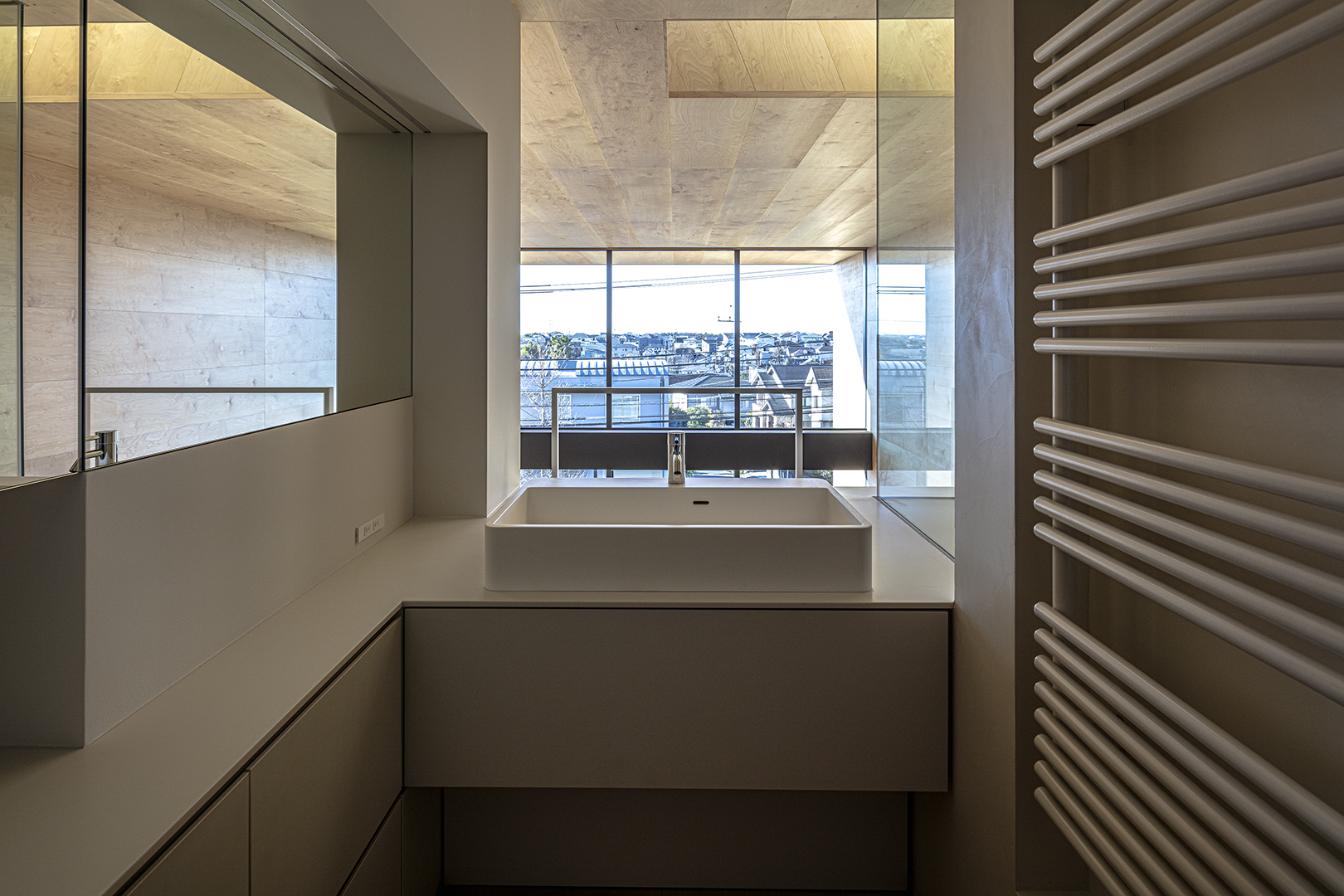 ミニマルなデザインが映えるデザイナー自邸の施工事例画像