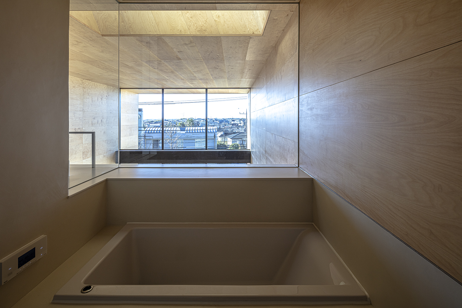 ミニマルなデザインが映えるデザイナー自邸の施工事例画像