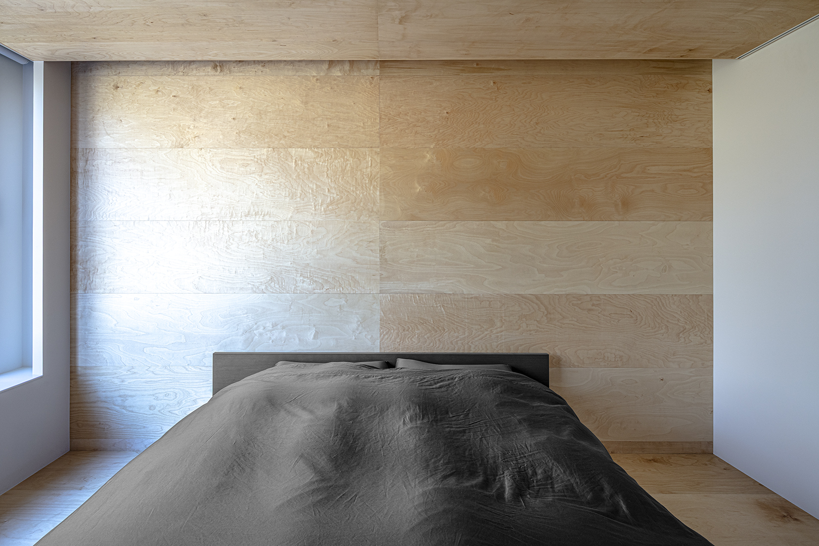 ミニマルなデザインが映えるデザイナー自邸の施工事例画像