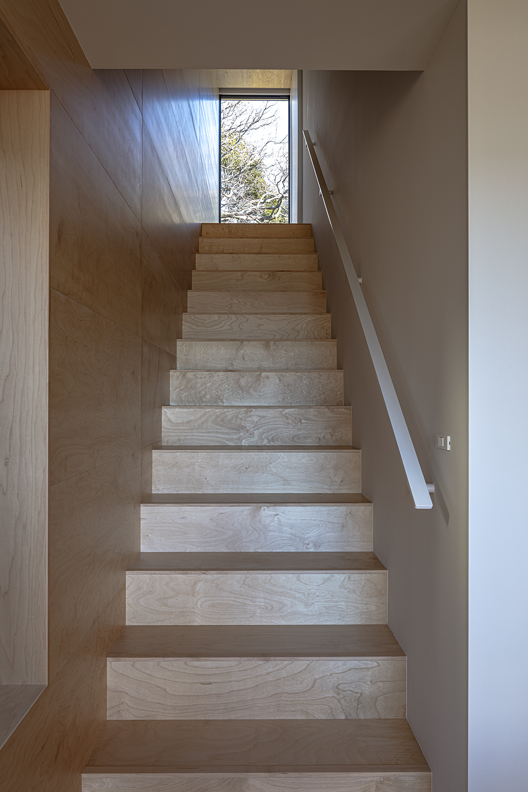 ミニマルなデザインが映えるデザイナー自邸の施工事例画像