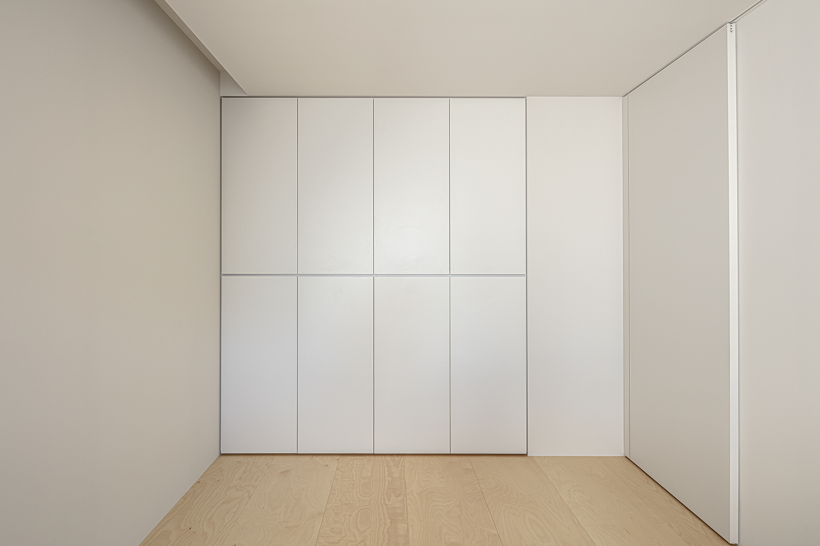 ミニマルなデザインが映えるデザイナー自邸の施工事例画像