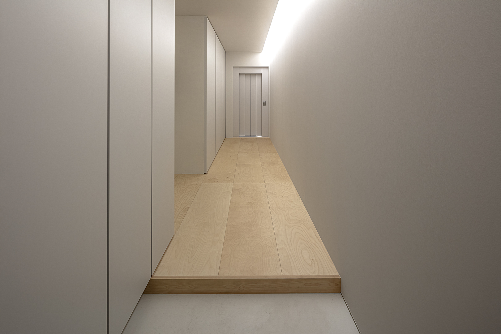 ミニマルなデザインが映えるデザイナー自邸の施工事例画像