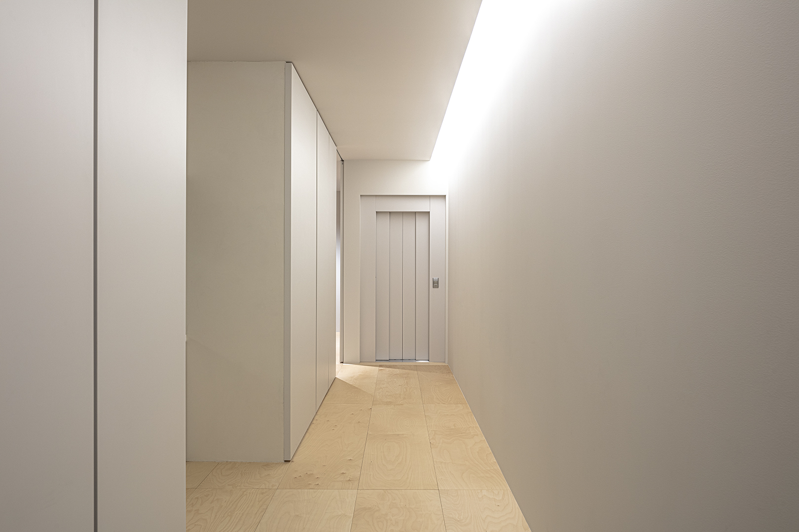 ミニマルなデザインが映えるデザイナー自邸の施工事例画像