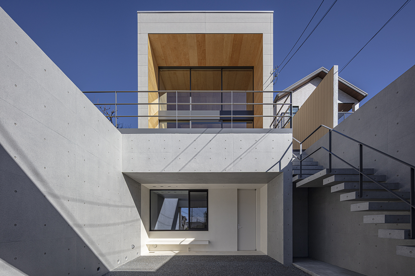 ミニマルなデザインが映えるデザイナー自邸の施工事例画像