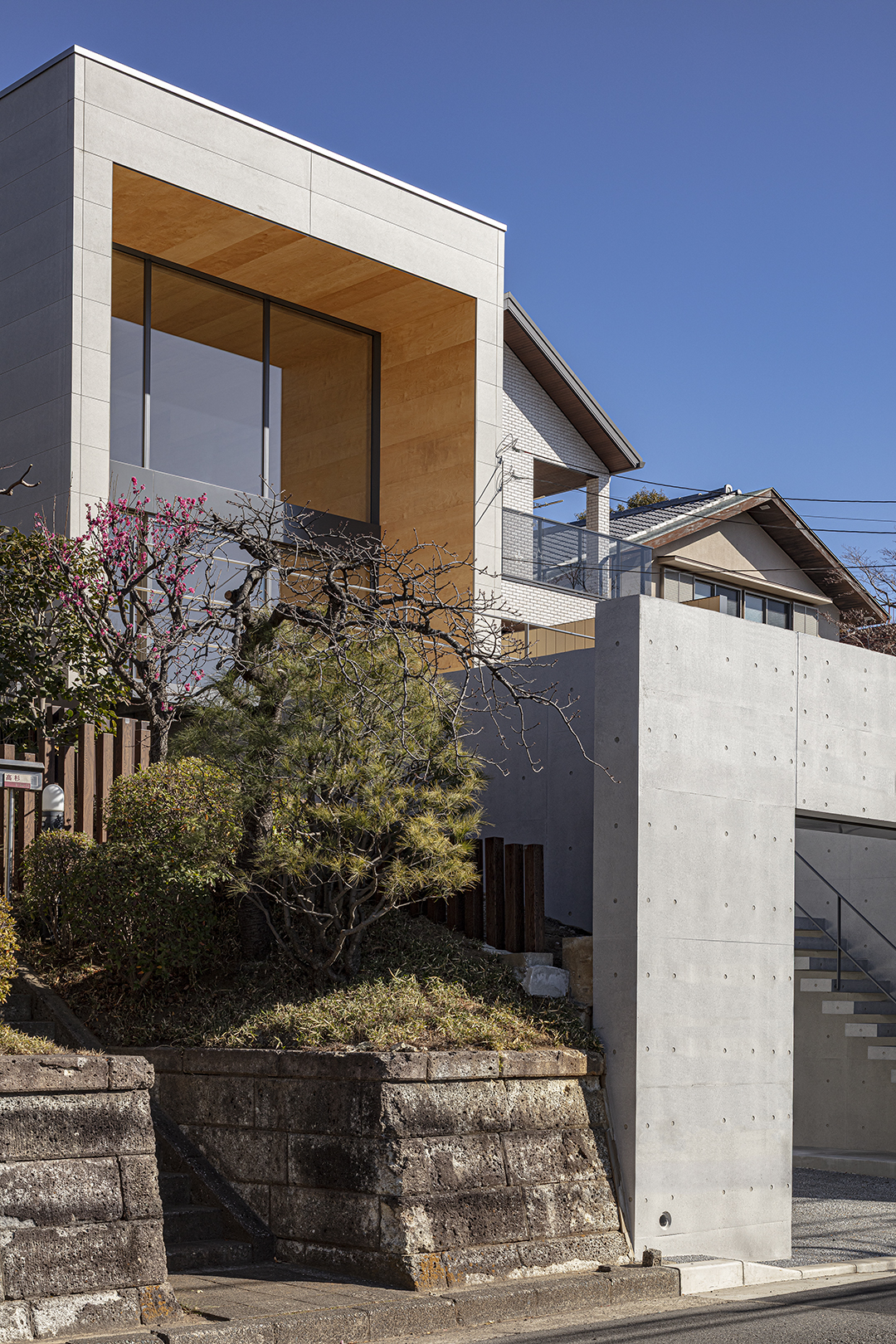 ミニマルなデザインが映えるデザイナー自邸の施工事例画像