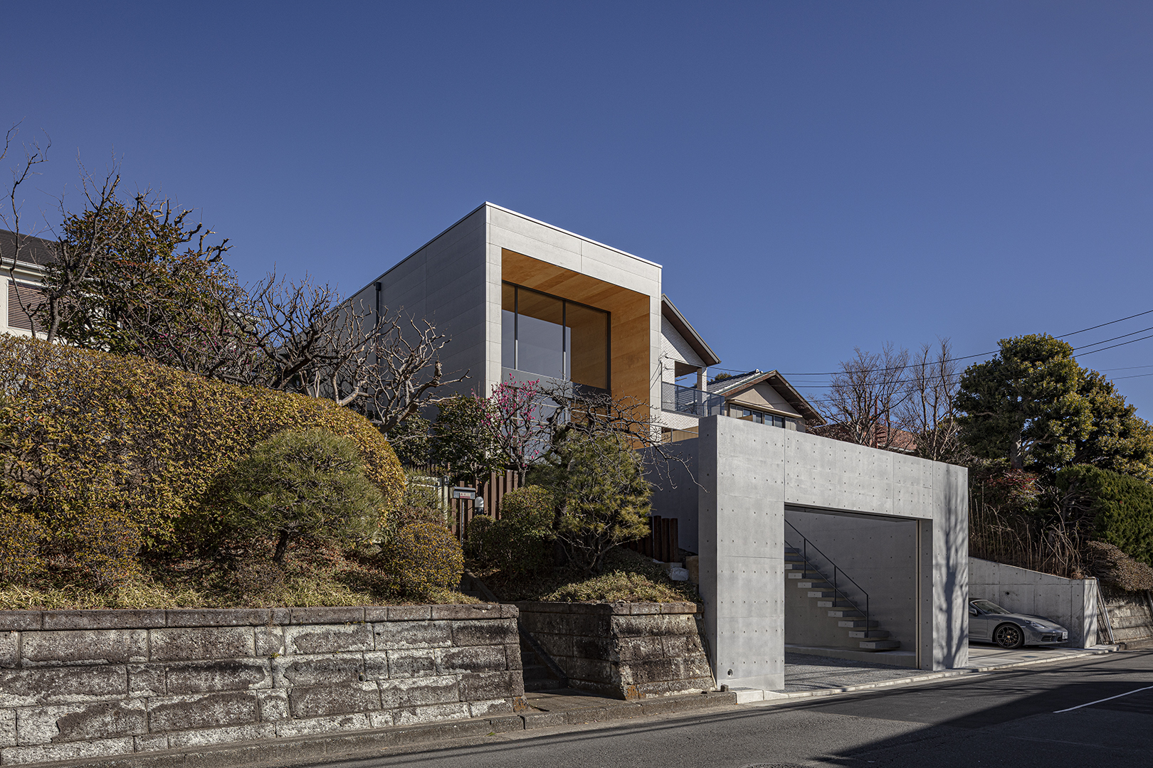 ミニマルなデザインが映えるデザイナー自邸の施工事例画像