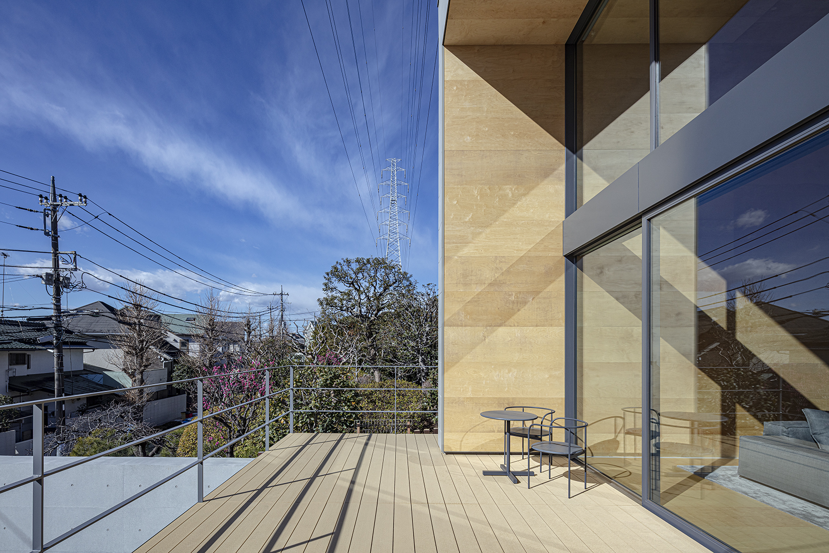 ミニマルなデザインが映えるデザイナー自邸の施工事例画像