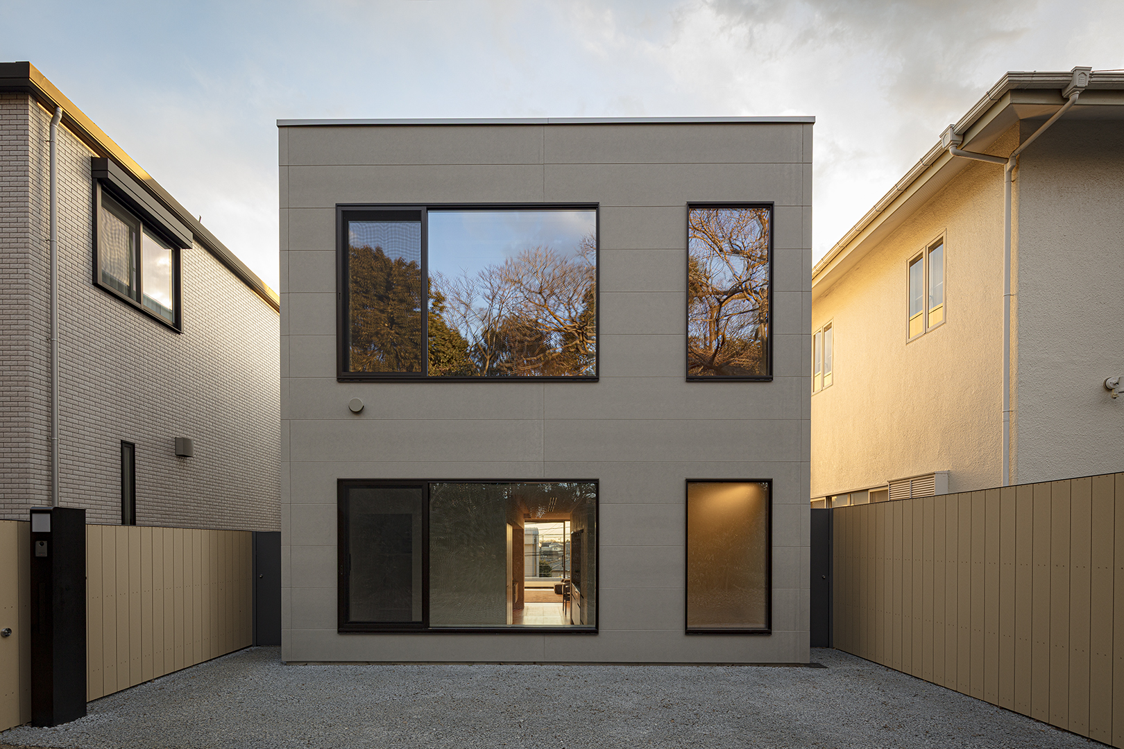 ミニマルなデザインが映えるデザイナー自邸の施工事例画像