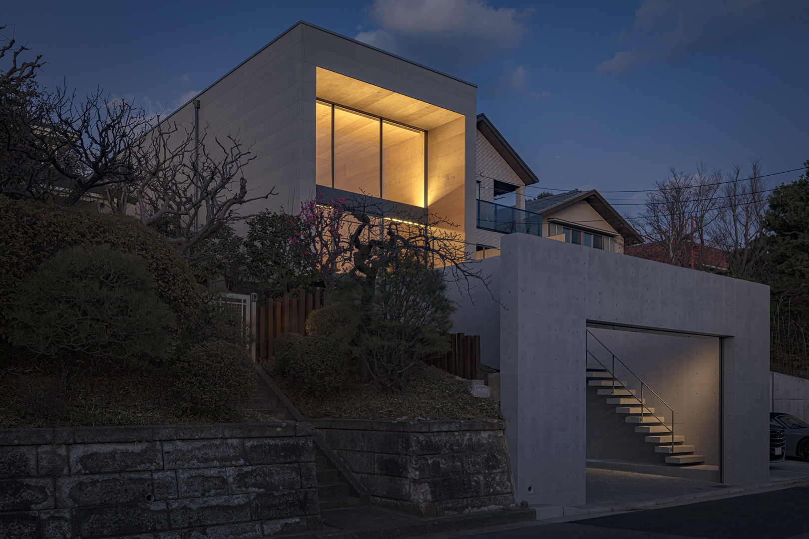 ミニマルなデザインが映えるデザイナー自邸の施工事例画像