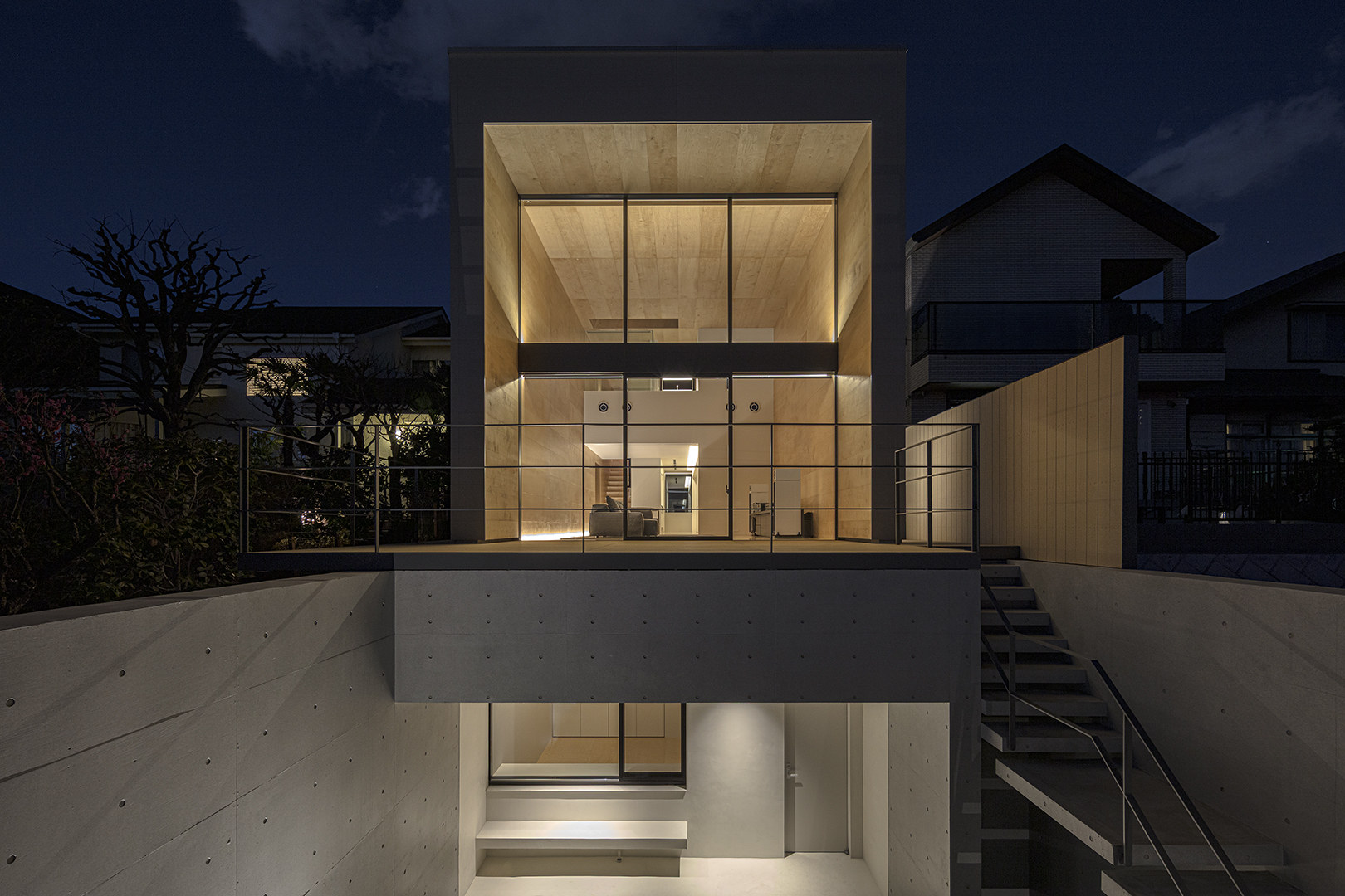 ミニマルなデザインが映えるデザイナー自邸の施工事例画像