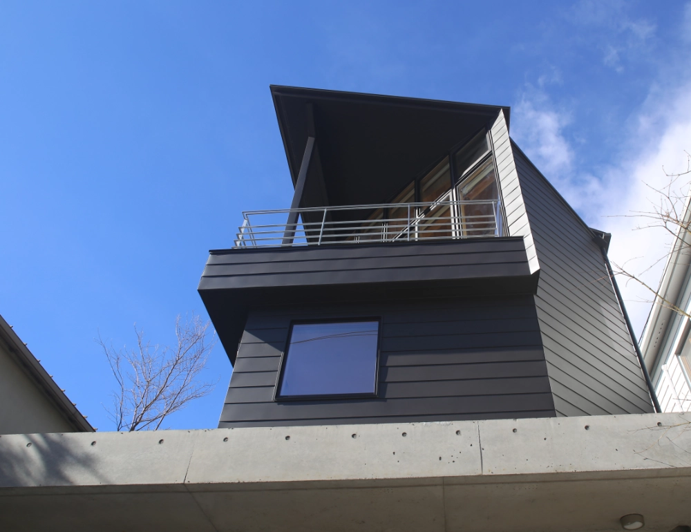 打放しコンクリートと黒が織りなす<br />重厚かつ洗練された外観