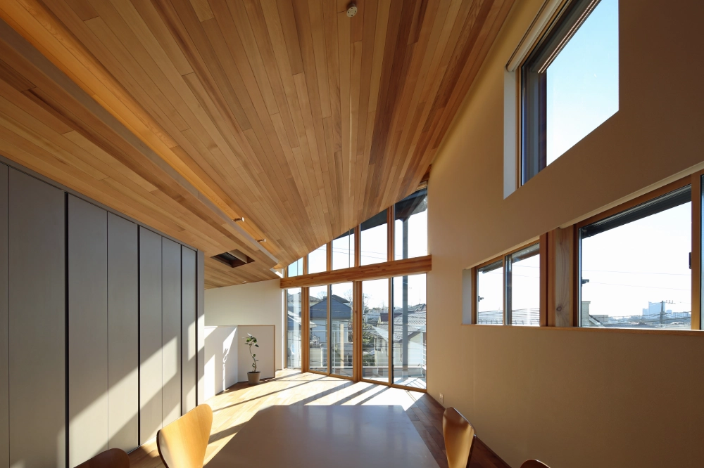 勾配天井と大開口が創り出す、圧倒的な開放感のリビング