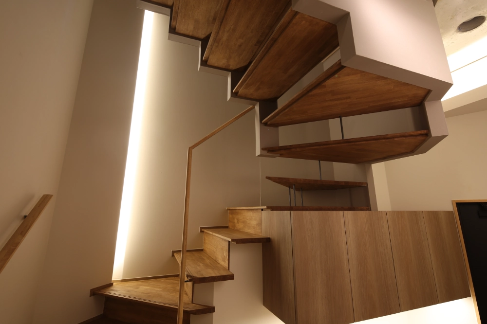 建築美と機能が融合する、造作収納一体型の魅せる階段