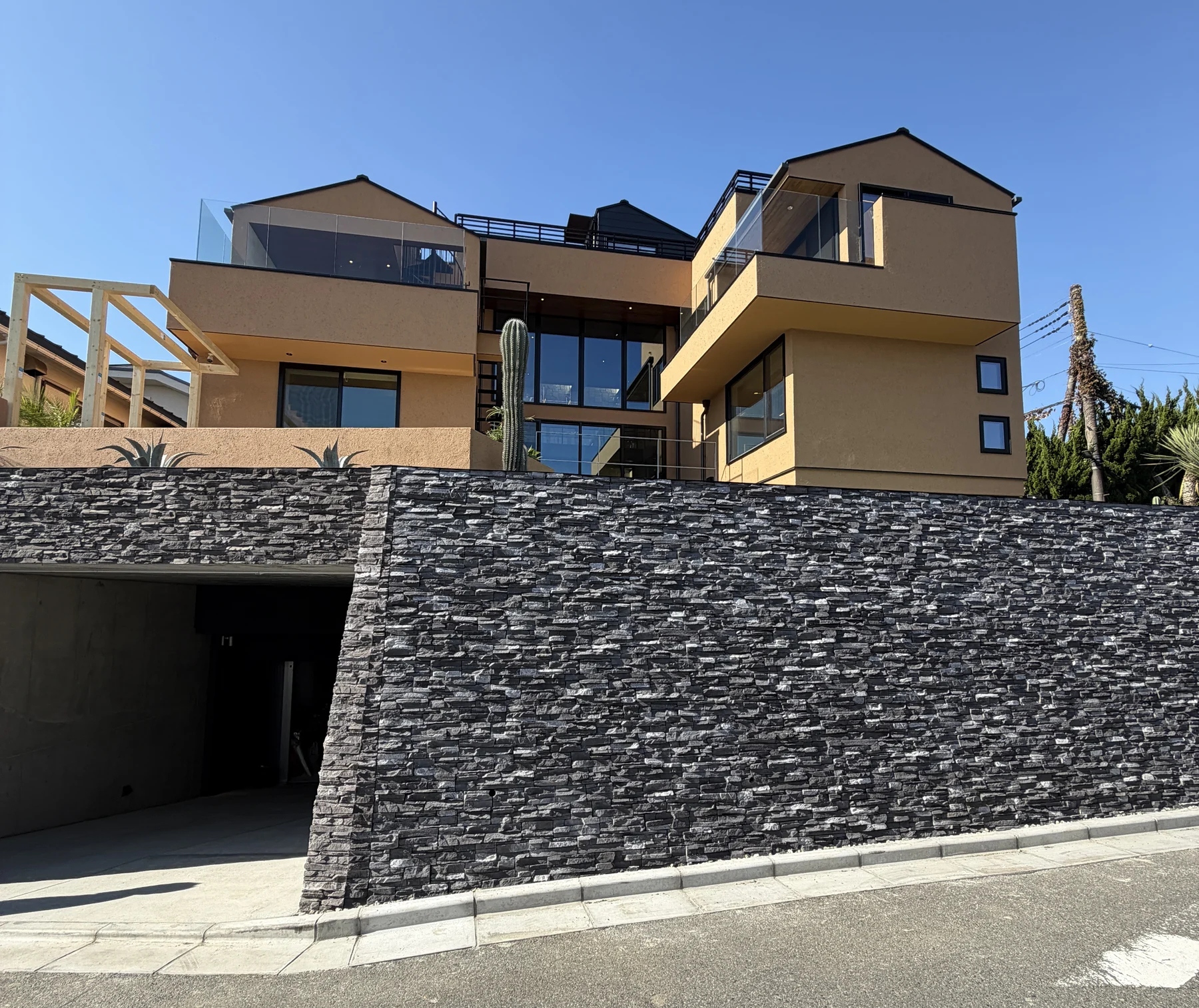 街並みに映える石×左官の重厚な外観と外構
